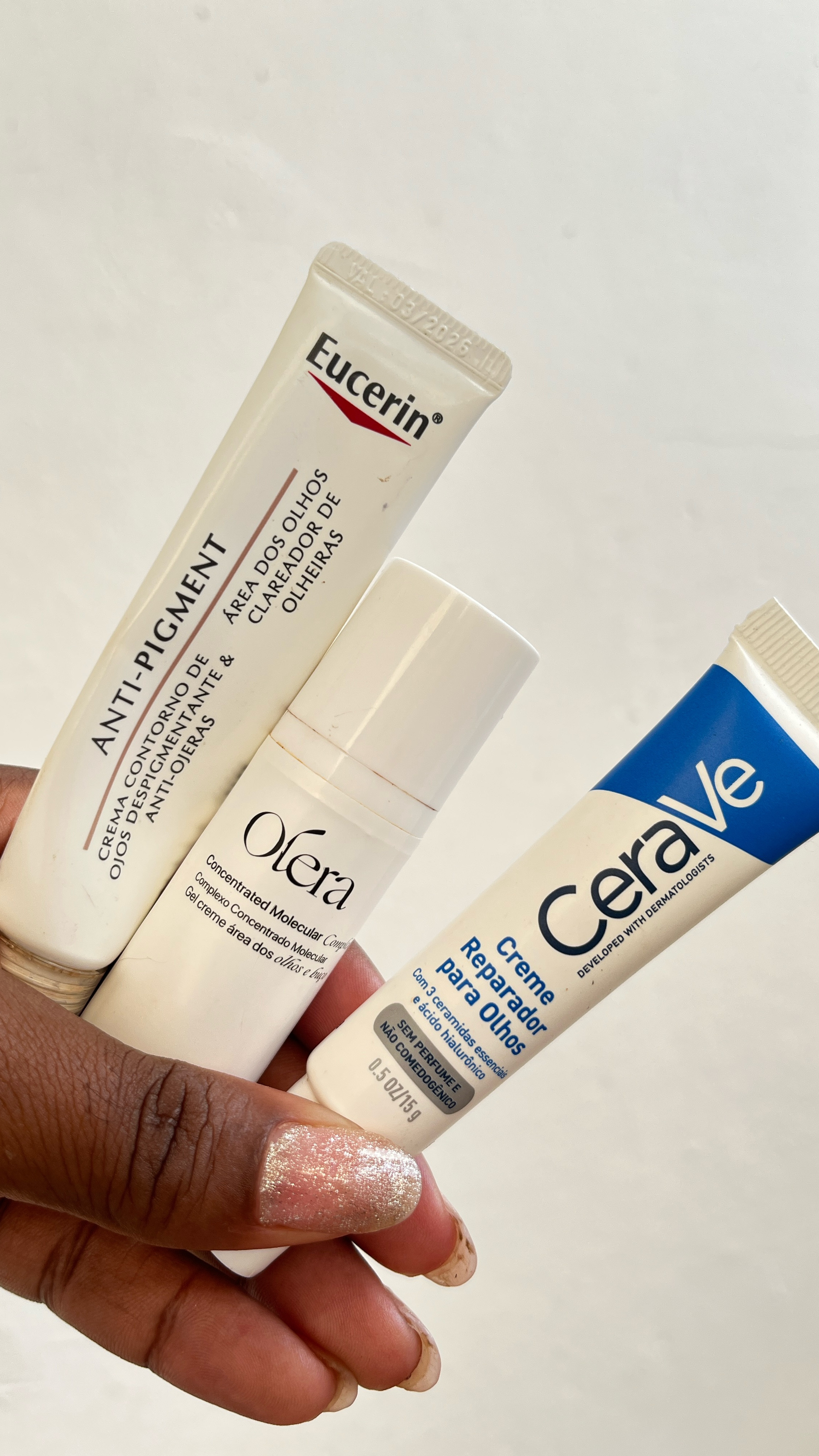 Eucerin Creme Clareador Contorno dos Olhos Anti-Pigment, com FPS 30 Indicado para quem busca por um potente Clareador, o Creme Clareador Contorno dos Olhos Anti-Pigment foi cuidadosamente desenvolvido com a combinação de Thiamidol patenteado Eucerin, Ácido Hialurônico, Licochalcona A, Pigmentos Refletores de Luz e Oligopeptídeos que proporcionarão uma visível redução das olheiras. @eucerinbrasil 

Eye & Lip Complex é focado nas áreas mais delicadas do rosto, como o contorno dos olhos e dos lábios. Com uma alta concentração de TI35® e 8 tipos de ácido hialurônico, ele oferece hidratação intensa, firmeza e luminosidade, além de reduzir olheiras e linhas de expressão. O resultado é um olhar descansado e iluminado, com uma aparência mais firme e revitalizada. @olera.io 

CeraVe Creme Reparador para olhos. Creme Reparador para Olhos hidrata de forma eficaz e ajuda a restaurar a barreira protetora ao redor dos olhos. Possui uma textura leve e fluida que penetra rapidamente na pele @ceravebrasil 

#cremeareadosolhos #dicasdeskincare #skincare

#LTKbeleza #LTKbrasil