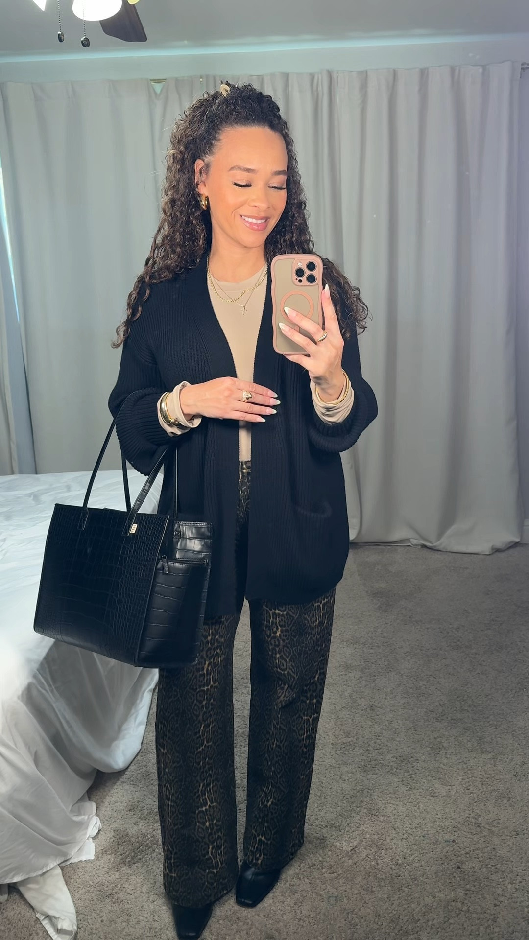 FROM DESK TO DUGOUT 👩🏽‍💻✨🥎 it’s softball season so I’m running from work to the field. Here’s an outfit I easily transitioned from office appropriate to comfy (but still cute) for running behind my daughter at Tball.