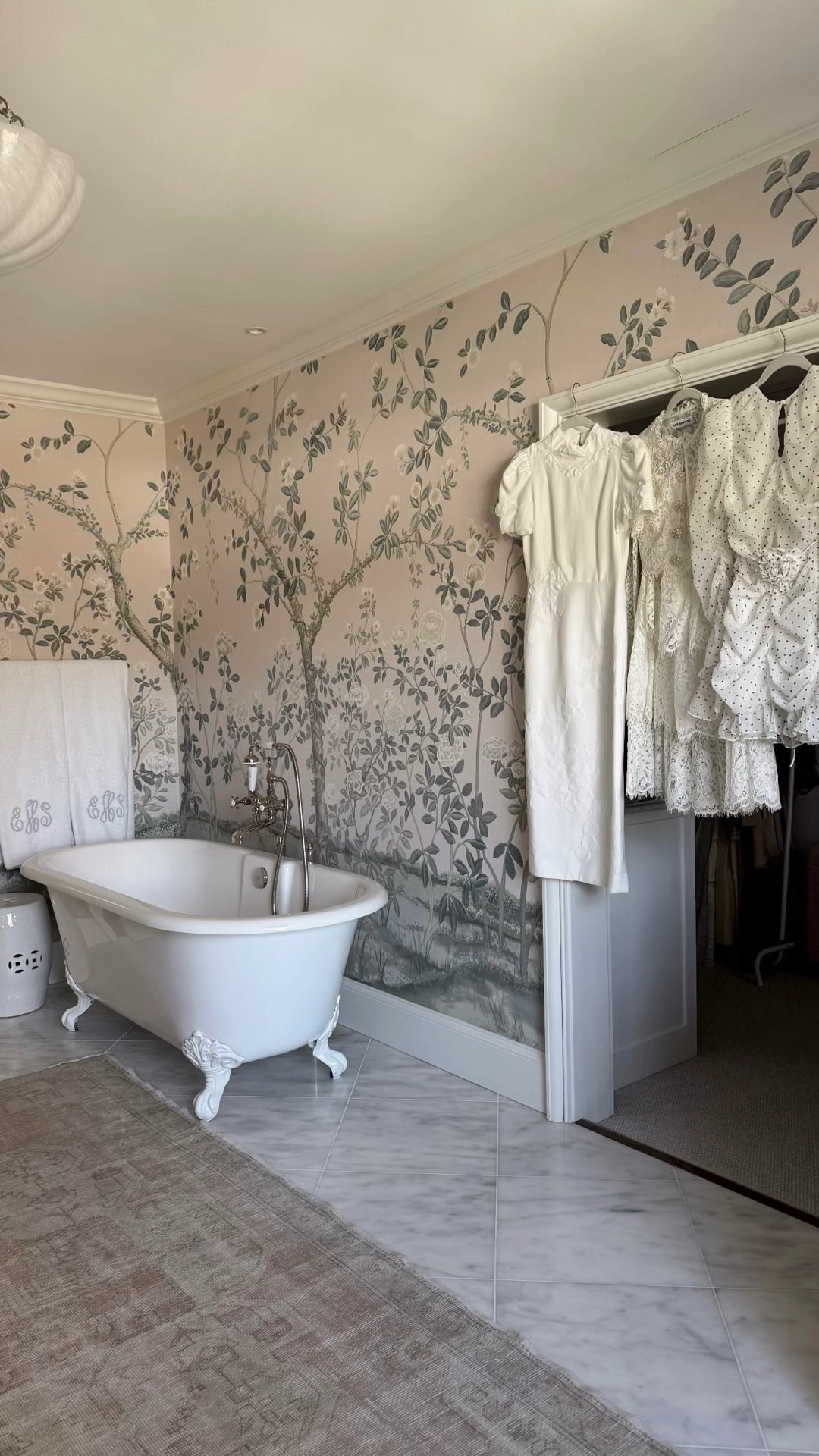 Bridal try on! (Also works if you’re like me and just love white dresses). Obsessed with these sophisticated numbers. Which is your favorite? 