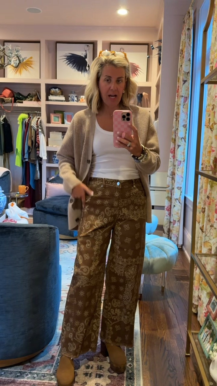 They are finally here!! I was dying for these bandana print jeans to get here and they are so good! ￼
Tank - xs
Cardigan - xs 
Jeans - small
Clogs - 8 tts 

* code Catherine20 at Allie + Bess