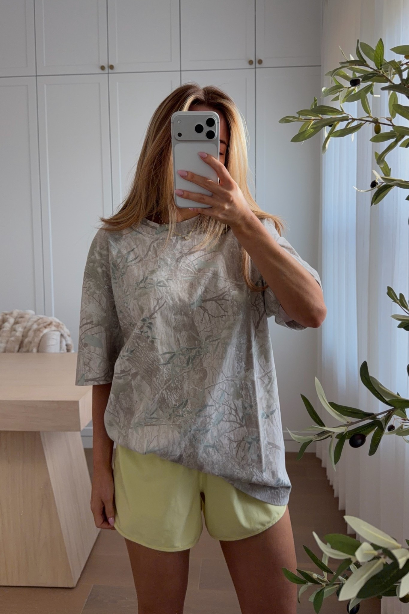 wearing a small and it’s oversized — i love this camo tee! i also got it in a blue striped color.