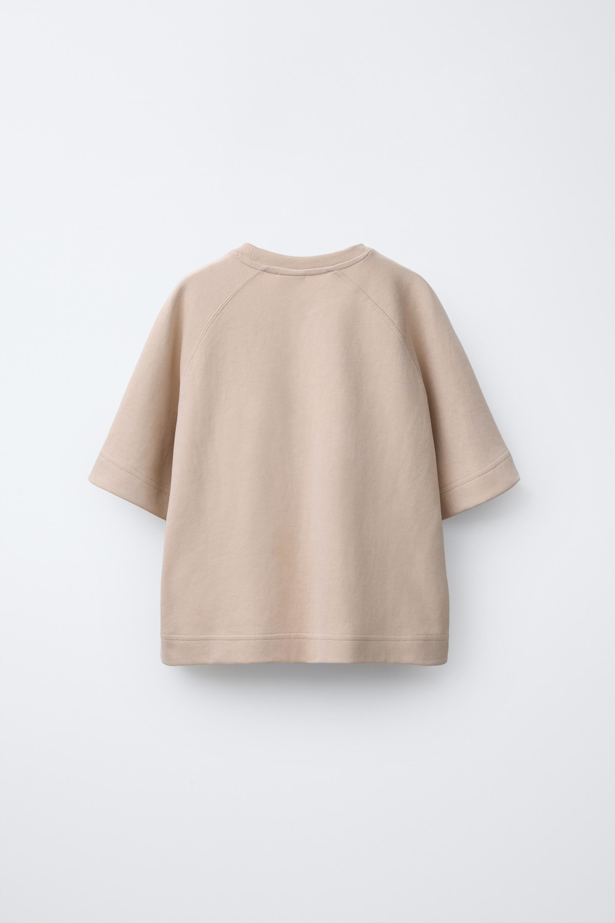Basic T-shirt with round neck and short sleeves. | Zara US