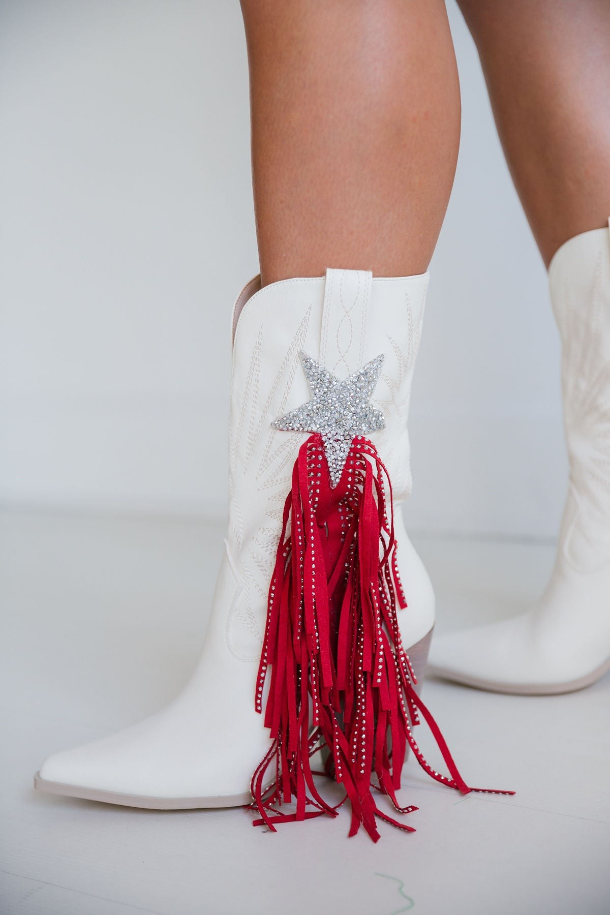 WHITE BOOTS WITH STAR AND RED FRINGE | Judith March