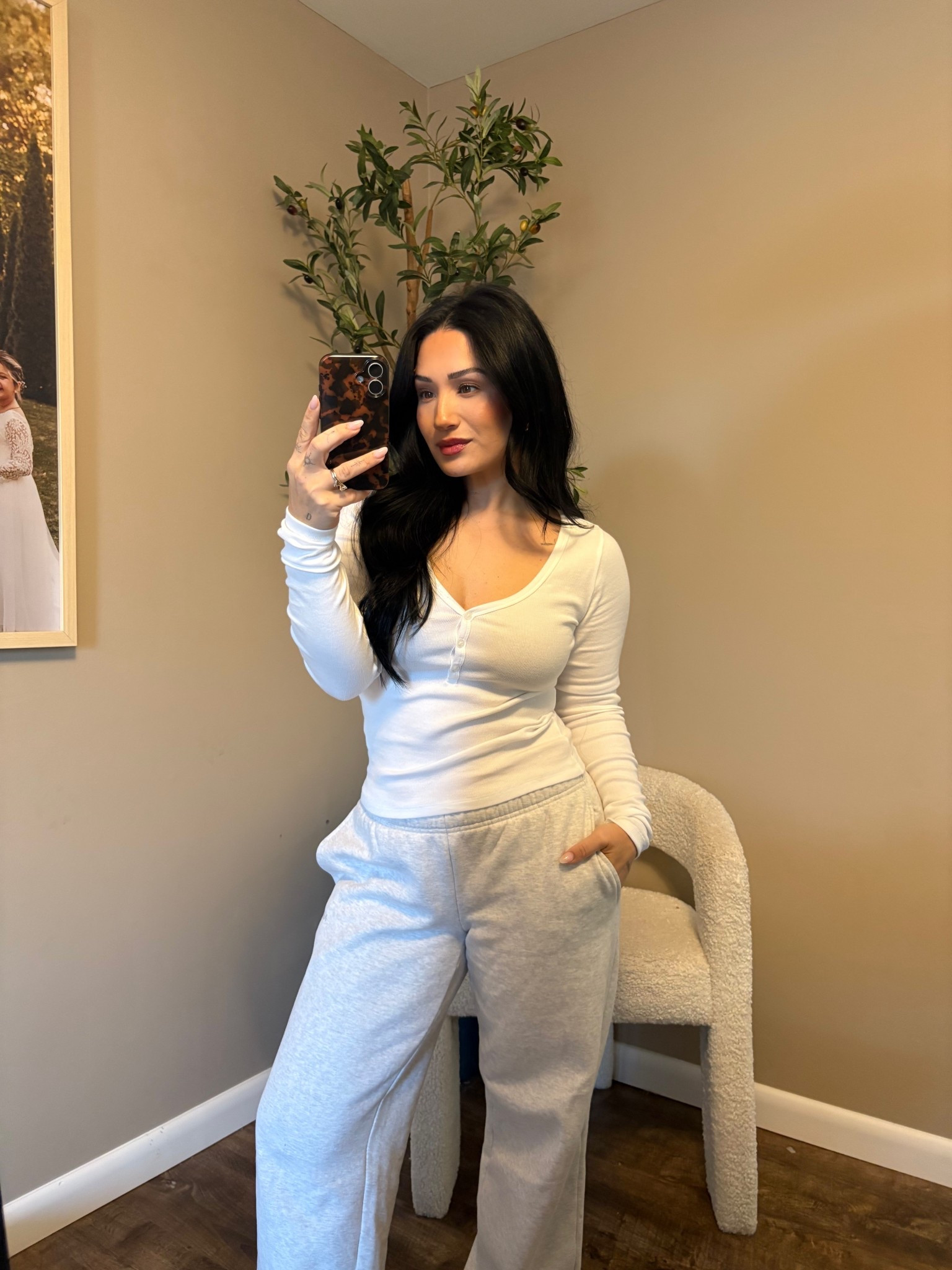 A low rise sweatpant? Only Aritzia could make me love these 🤌🏼 I fear they may be the most flattering sweats I own. 

Top || small 
Bottoms || small 