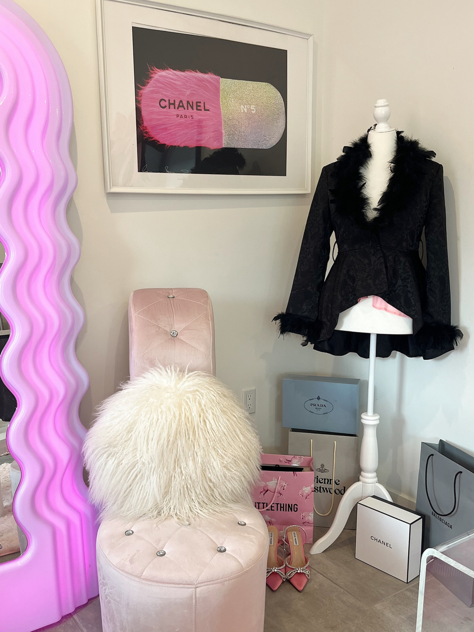 living room💗💅

kept some boxes and bags for decor

#LTKhome #LTKU #LTKGiftGuide