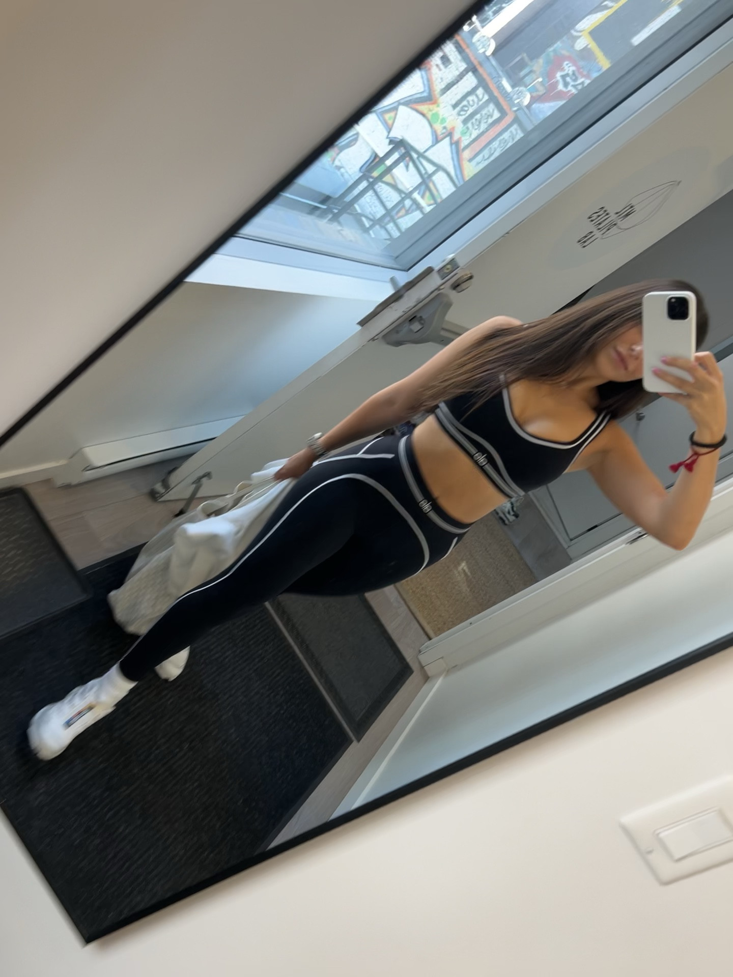 Unleash your inner goddess with the airbrush heart throb bra and high waist leggings @AloYoga
#aloyoga #wokoutset #sexy