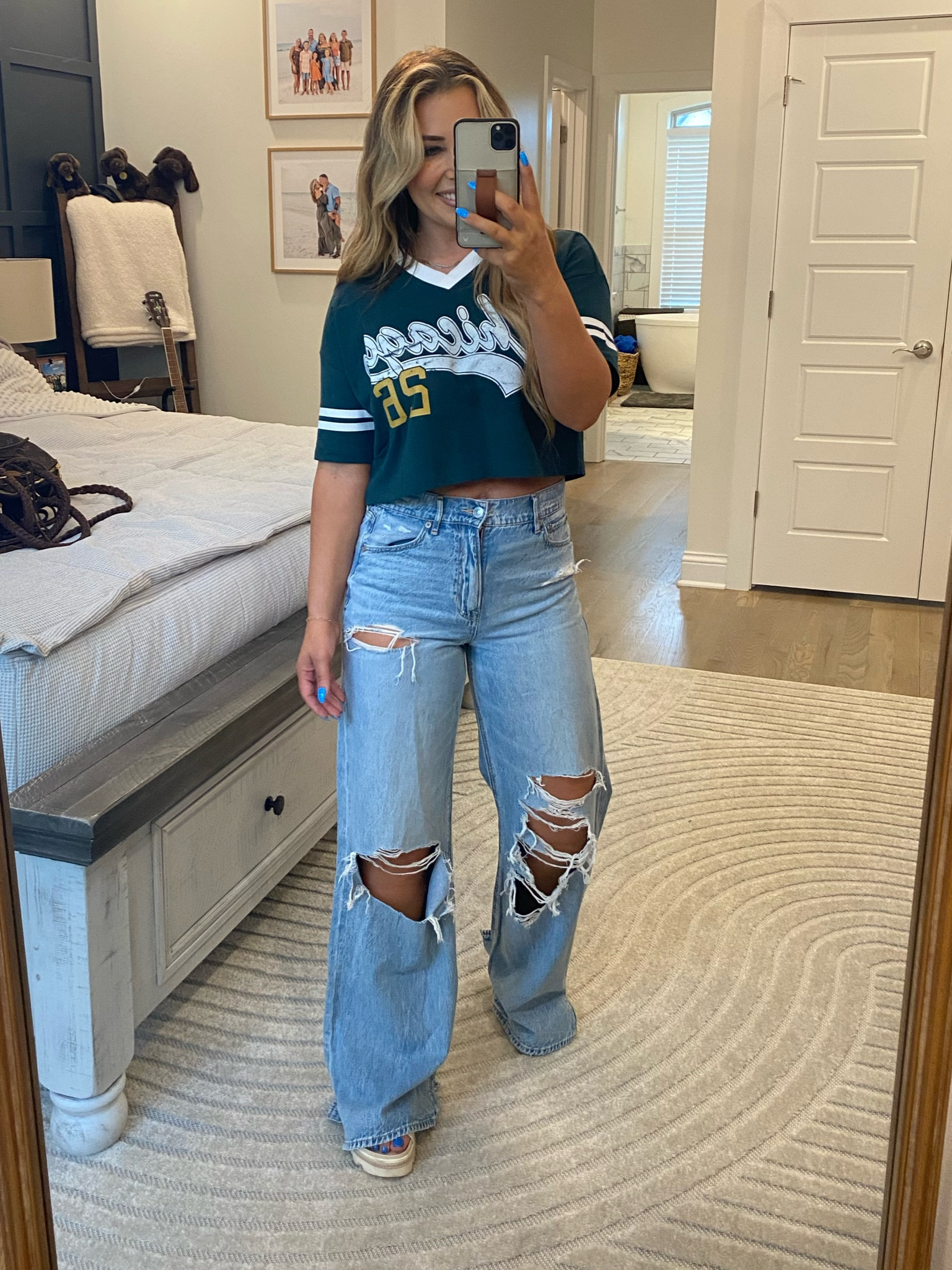 The cutest cropped tee for summer! I’m in a medium and 4 In jeans! #summerfashion #ootd #baggyjeans  