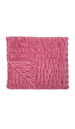 Lola Blankets Lola Original Blanket in Pink. | Revolve Clothing (Global)