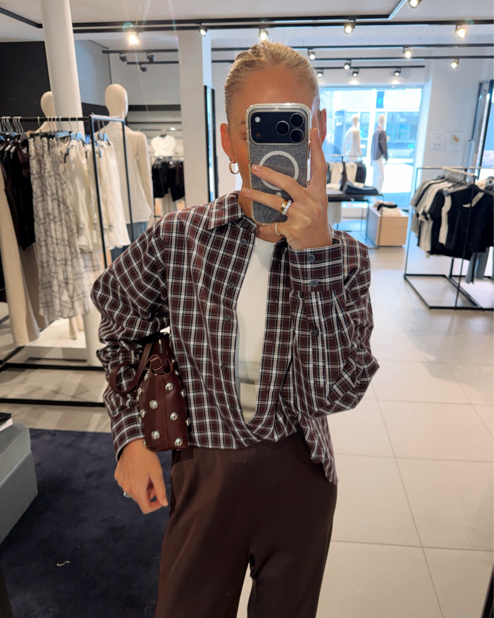 I’m actually unwell over this drop 🥲🍂 New season has officially confirmed I’m an Autumn girl through and through.

Here’s the sizing breakdown for you:

• Shirt – I’m in the 14. It’s a great fit, but if you love that relaxed, effortless look I’d recommend sizing up. I’m even considering the 16 for a bit more drape.
• Pants – Size 10 and they run true to size. Such a good fit.
• Trench – Wearing the 12 and really happy with it. I’d stay with your usual size, but if you’re petite you could size down without losing the shape.
• Shoes – True to size and surprisingly comfortable for how flat they are.

Everything just works together — the tones, the layering, the whole vibe. Autumn styling has me in a chokehold 🤎

#LTKautumn #LTKFashionMonth #LTKaustralia