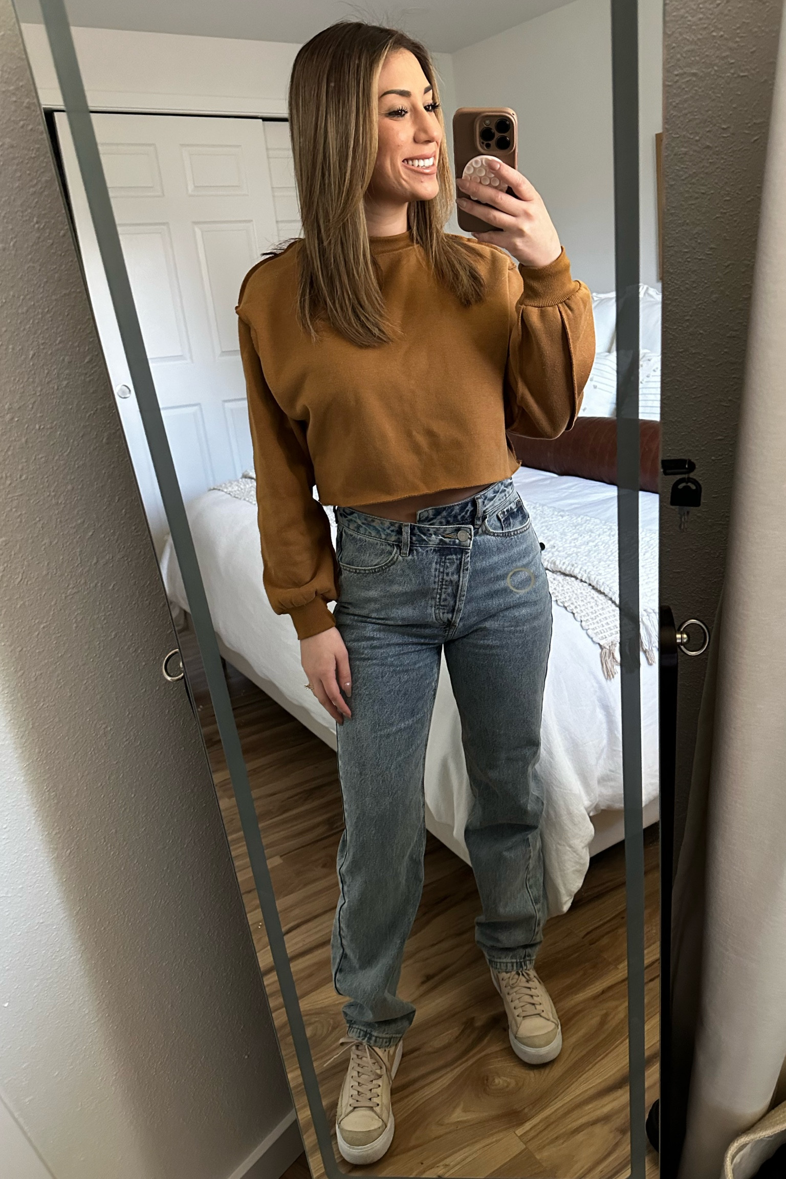 Got this cropped crewneck sweatshirt in a few different colors. It’s the perfect length for styling with jeans or workout pants. 

#LTKfindsunder100 #LTKsalealert #LTKfindsunder50