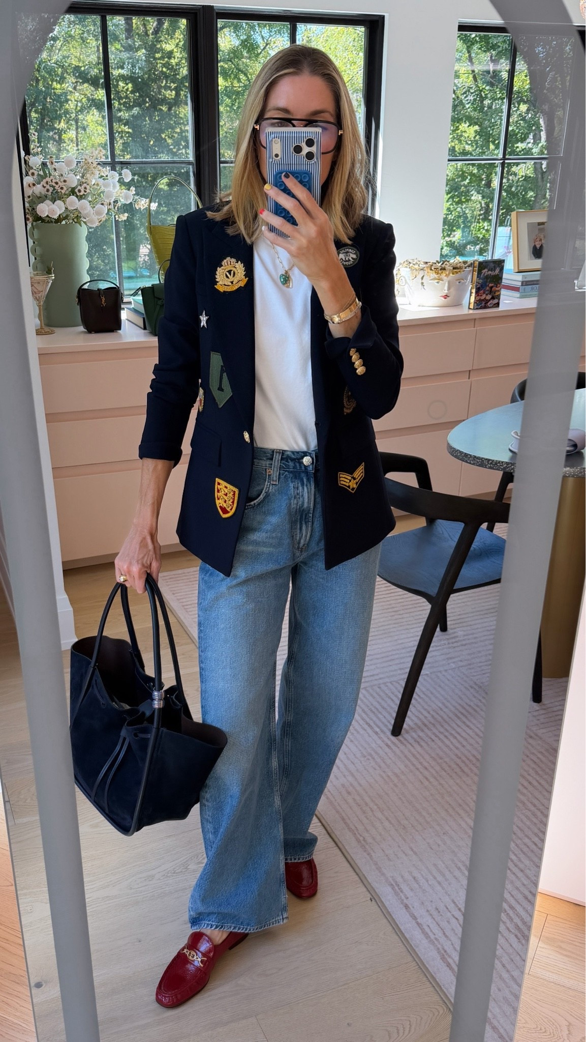 # o o t d 
Older @Veronica Beard blazer 
I sized up in denim to 28 for more relaxed fit