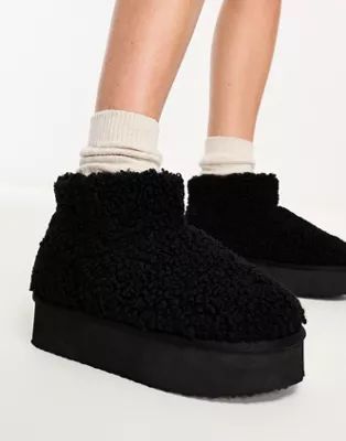 Simmi London Fleecy platform slipper boots in black | ASOS (Global)
