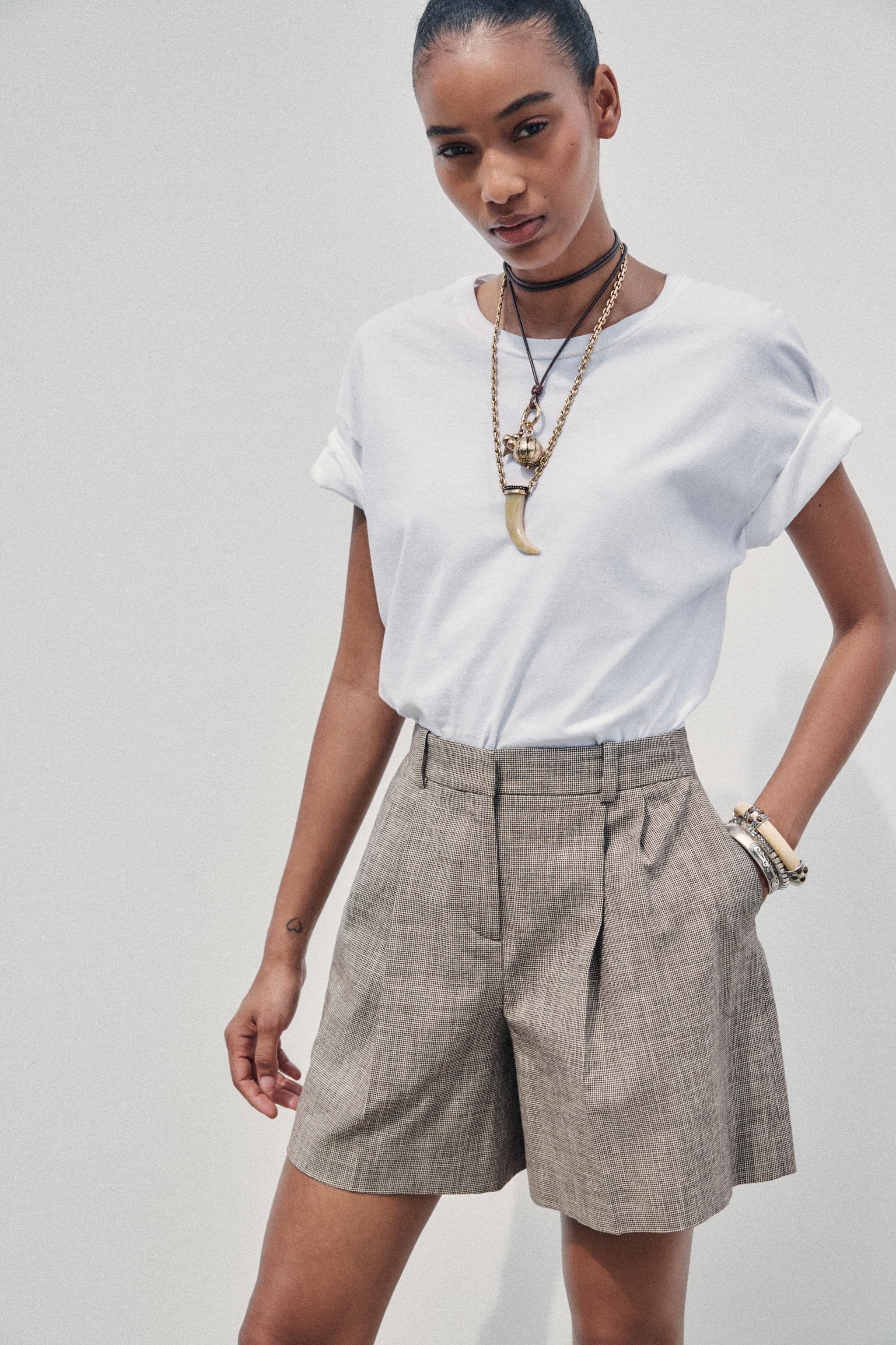 High-waist Bermuda shorts with front darts. Front pockets and false flap pockets at the back. Fro... | Zara UK