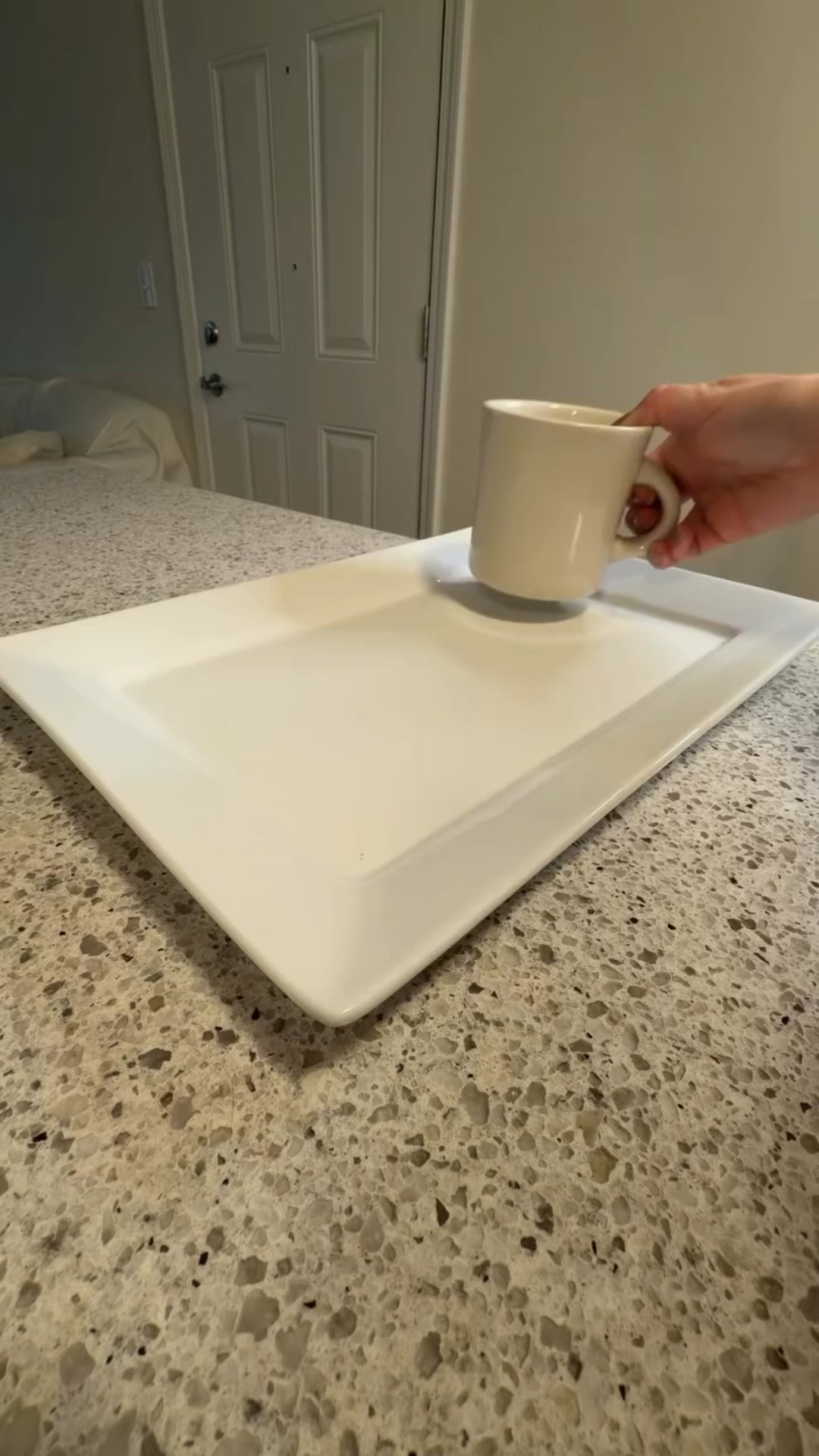 Galentine Day 💋🍓(2 días atrás)
(confieso que yo tampoco sabía qué significaba hasta hace poco 🙈)

Es un día para celebrar a tus chicas… esas amigas, hermanas, primas, mamás o abuelas que siempre están para ti, aunque vivan en otro país ✈️💕

Este año lo celebré a distancia, con videollamadas, recuerdos compartidos y algo dulce para acompañar el momento 🤍🍫

Porque estar lejos no significa no celebrar.#snacktok #healthydessert #trufru @trufru