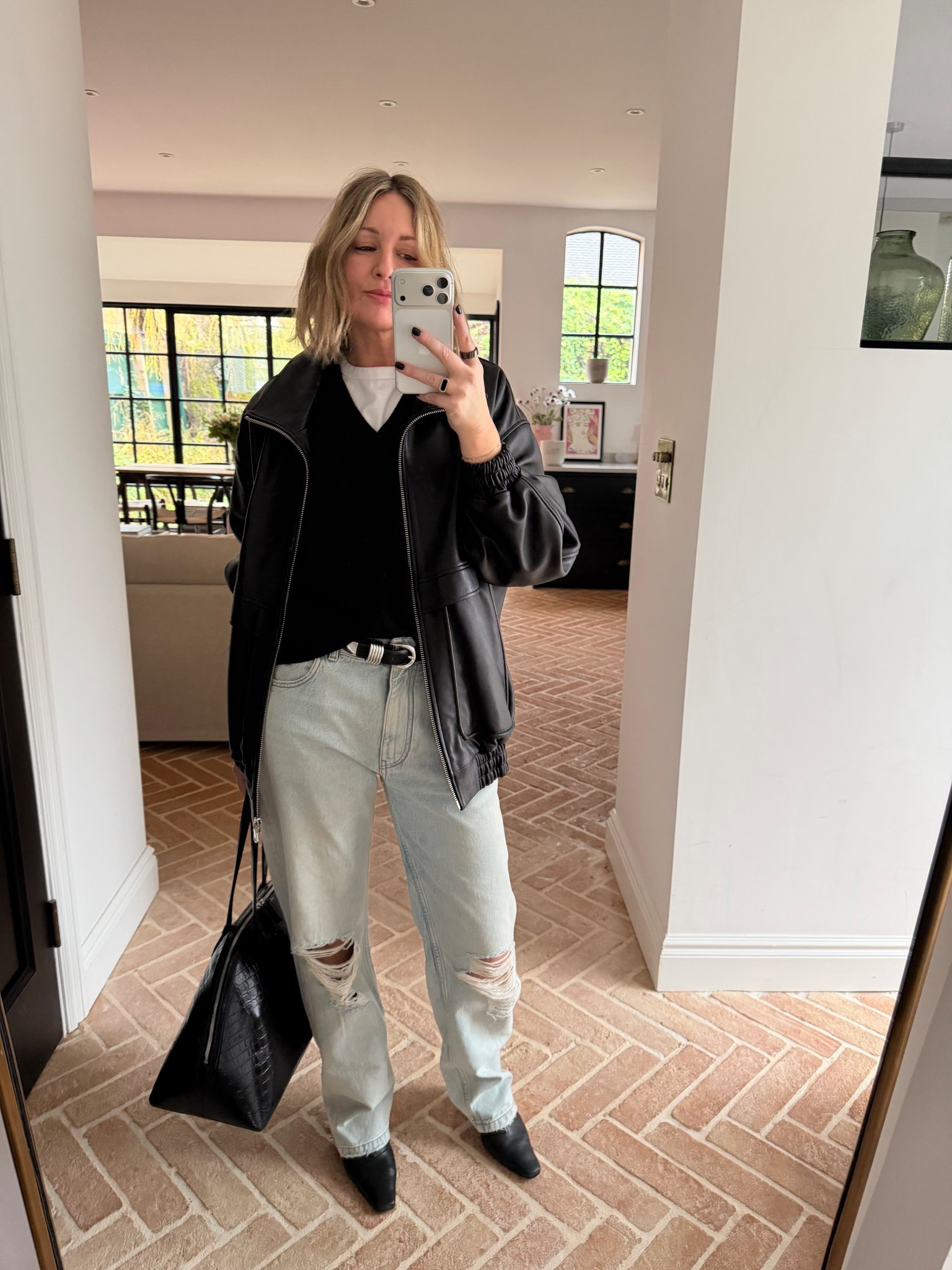 Spring Outfits | Ripped Jeans | Leather | V-neck Jumper 

#LTKspring #LTKuk #LTKeurope