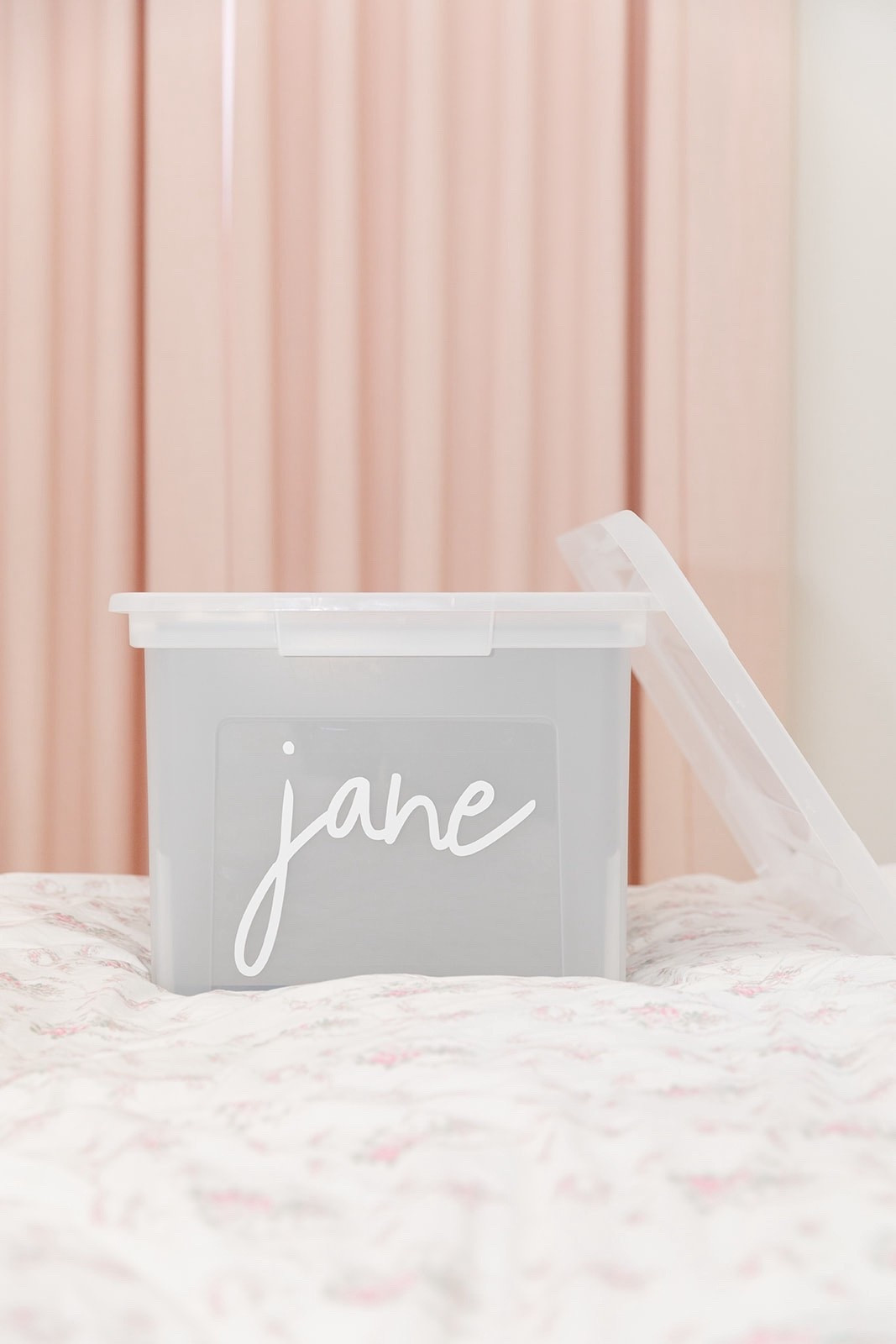 Memory boxes & baby books for keepsake organization! #kids #organization #keepsakes