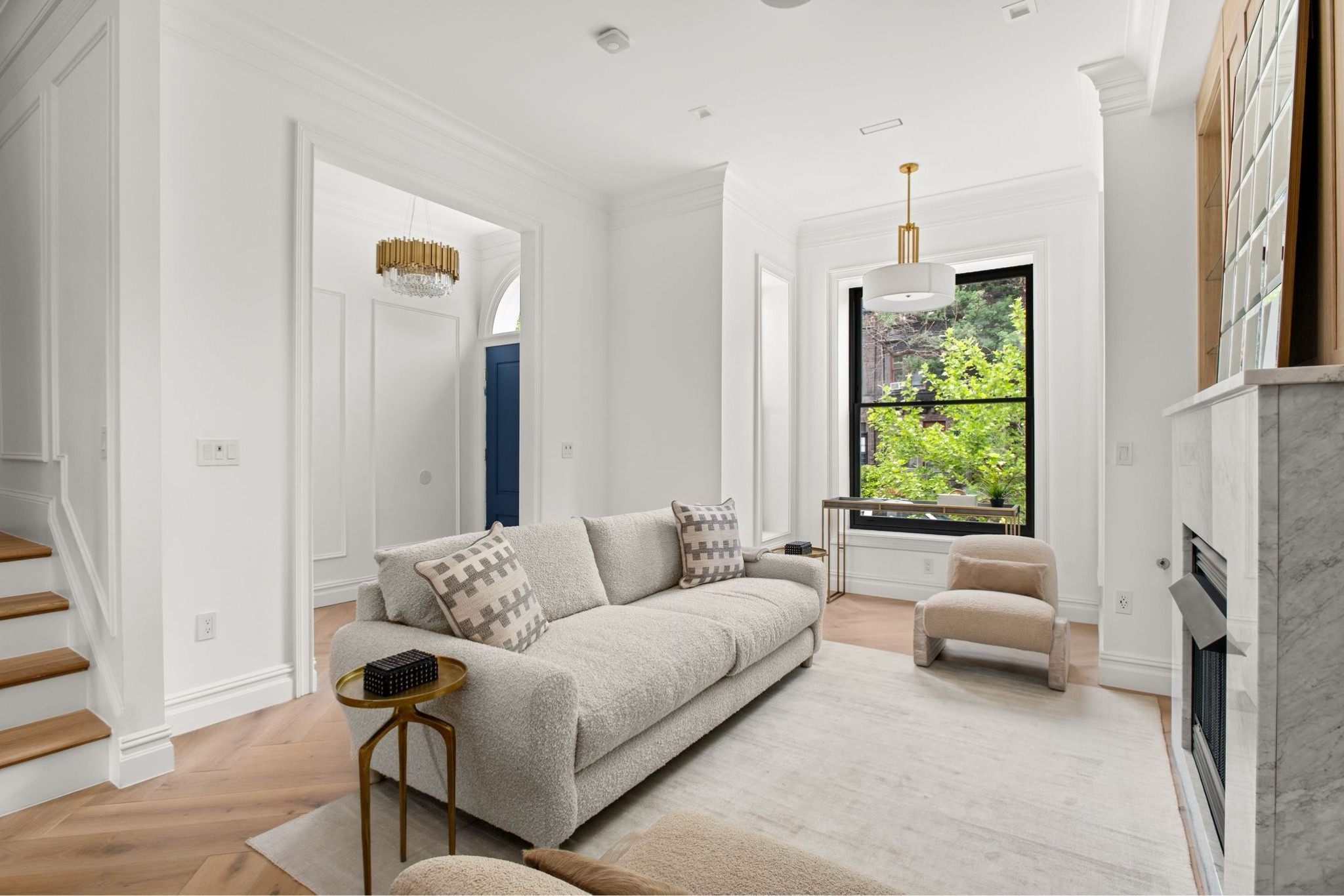 Spice up summer with coastal style in this modern living room! #homedecor #luxuryliving

#LTKhome #LTKfamily #LTKstyletip