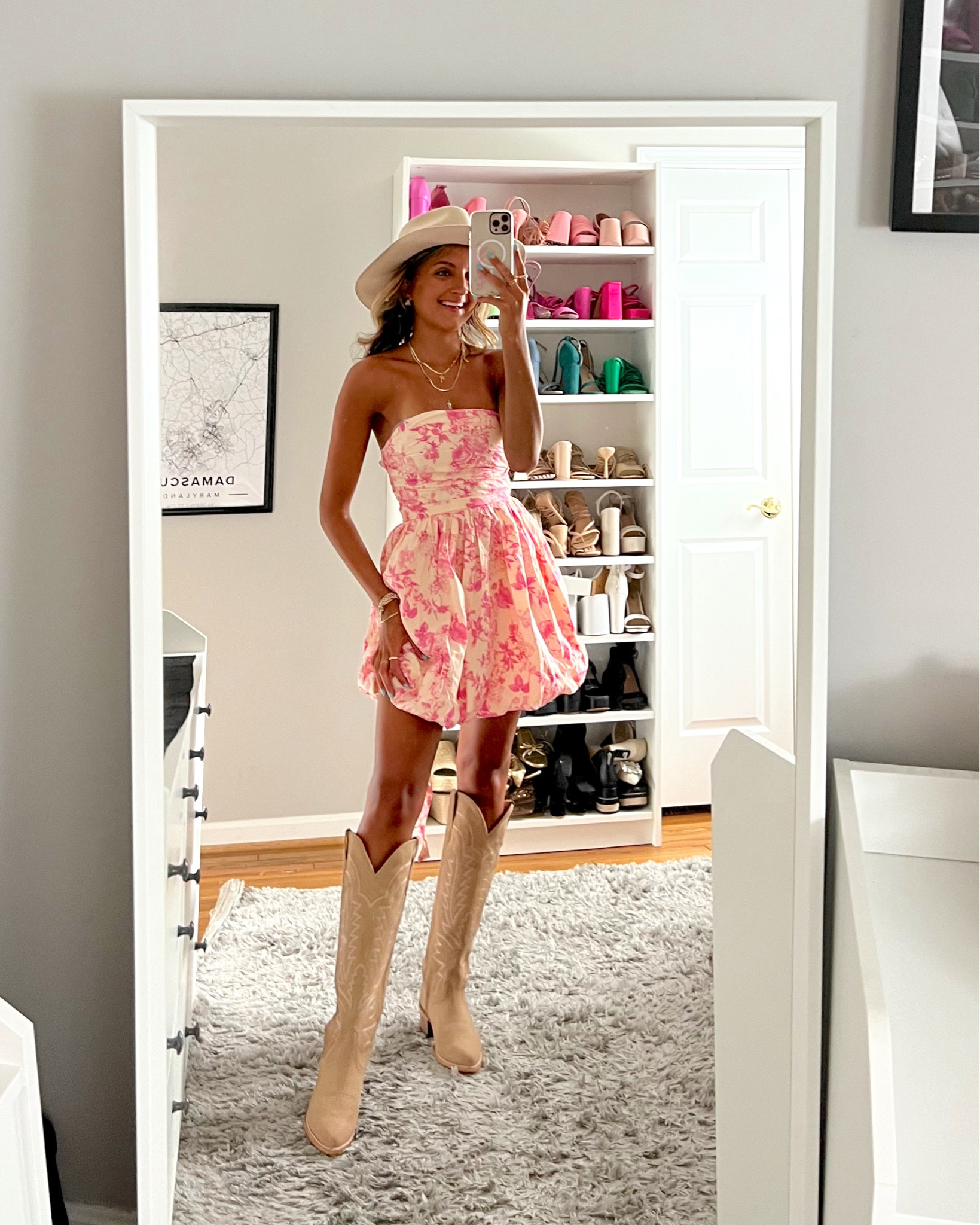 Coastal cowgirl concert outfit ideas to wear this summer. Wearing an XS in this boho pink dress 💗