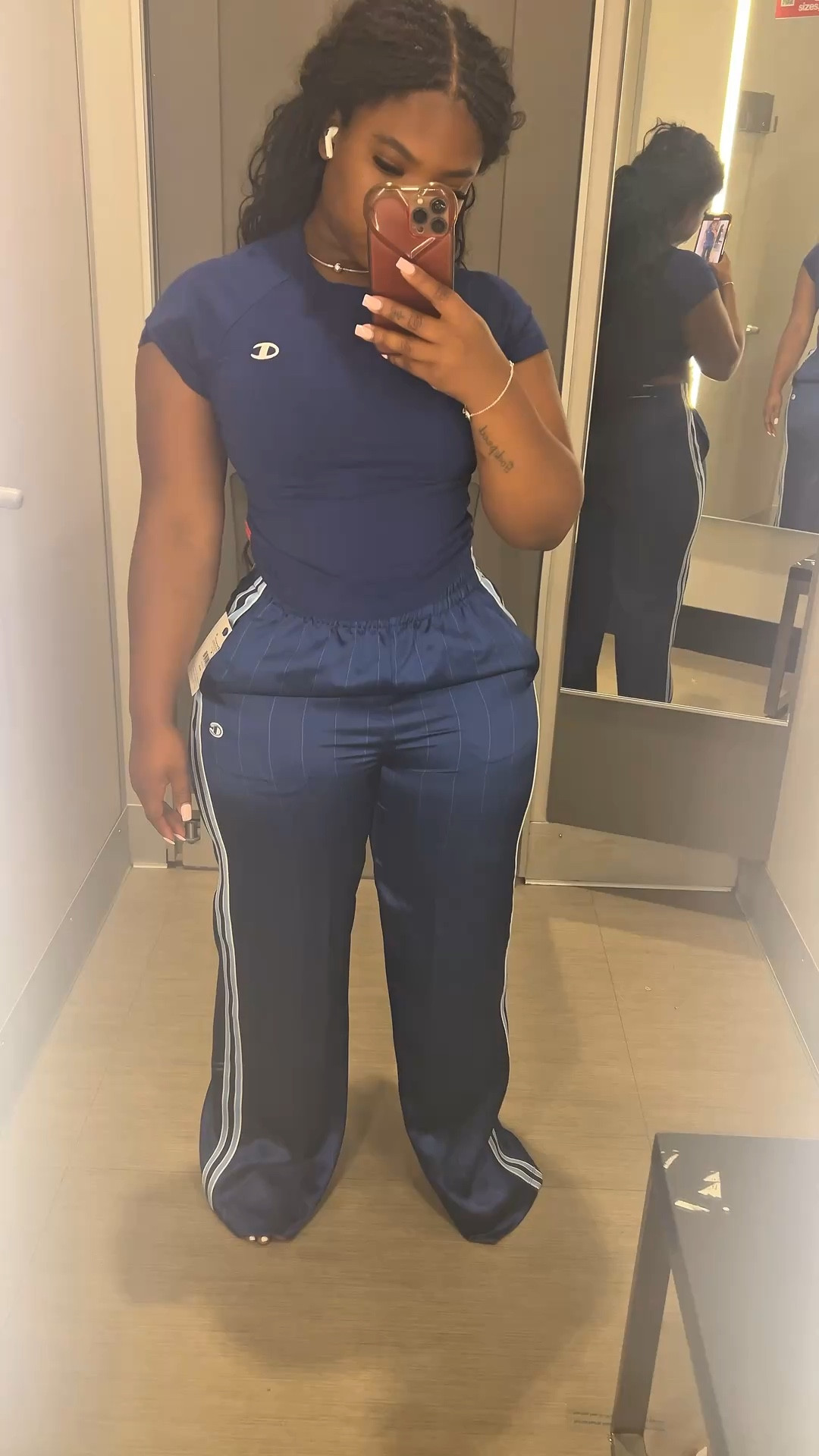 yeahhhh Target did it again with the Champion sets 😭
cute, easy, and the kind of fit you throw on and still look good in
comment “link” if you want it

#LTKgrwm #LTKootd