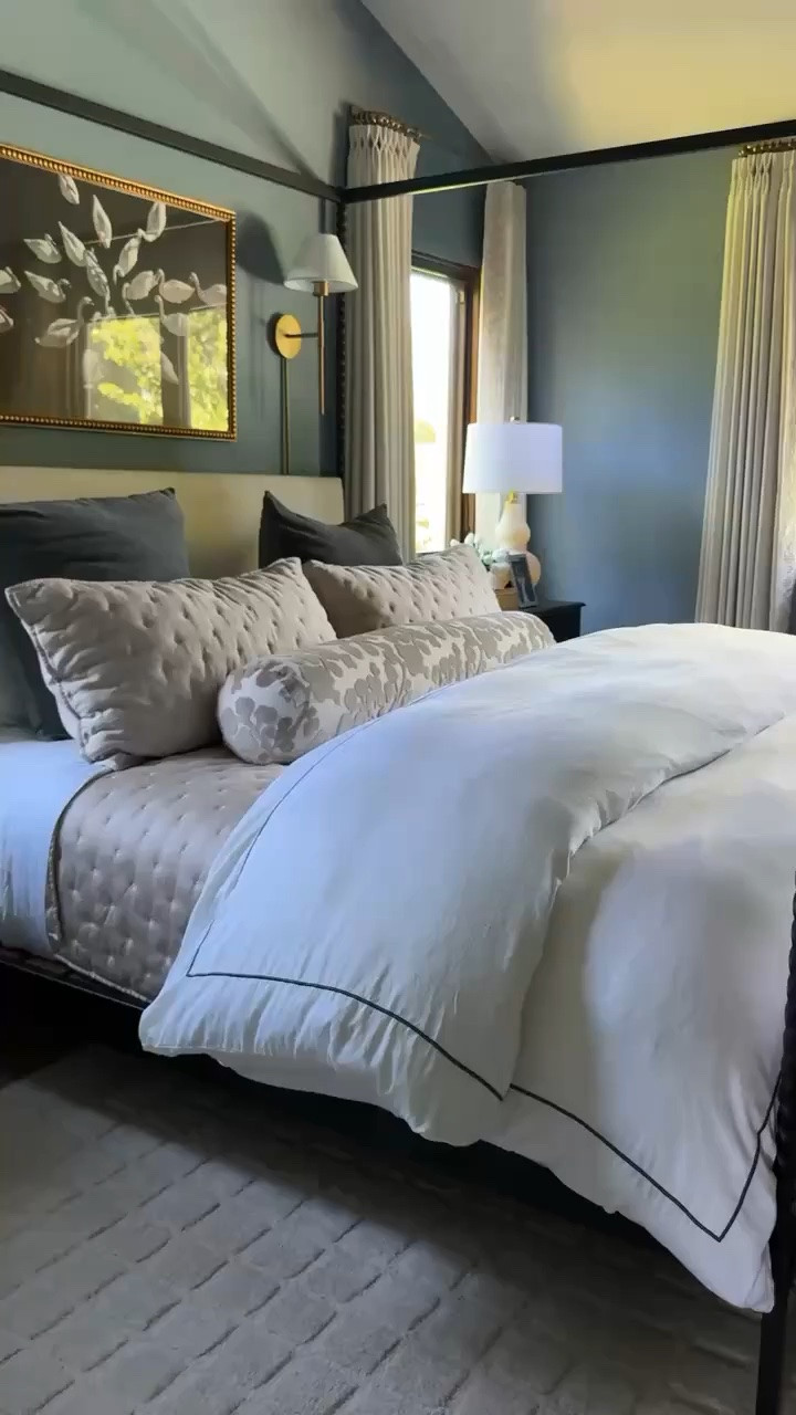 Loving my new master bedding! Looks so good with the new paint color! ✨