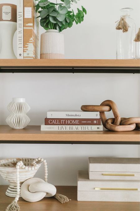 Amazon Bookshelf Decor ✨

bookshelf decor // bookshelf styling // amazon finds // coffee table book // amazon home finds // amazon home decor // shelf decor // marble decor // neutral home decor // minimalist home

#LTKHome #LTKFindsUnder50 #LTKFindsUnder100