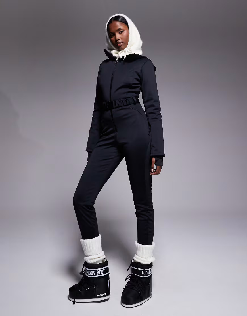 ASOS 4505 Ski – Softshell-Skianzug in Schwarz mit Gürtel, schmalem Bein und Kunstpelzkapuze | ASOS (Global)