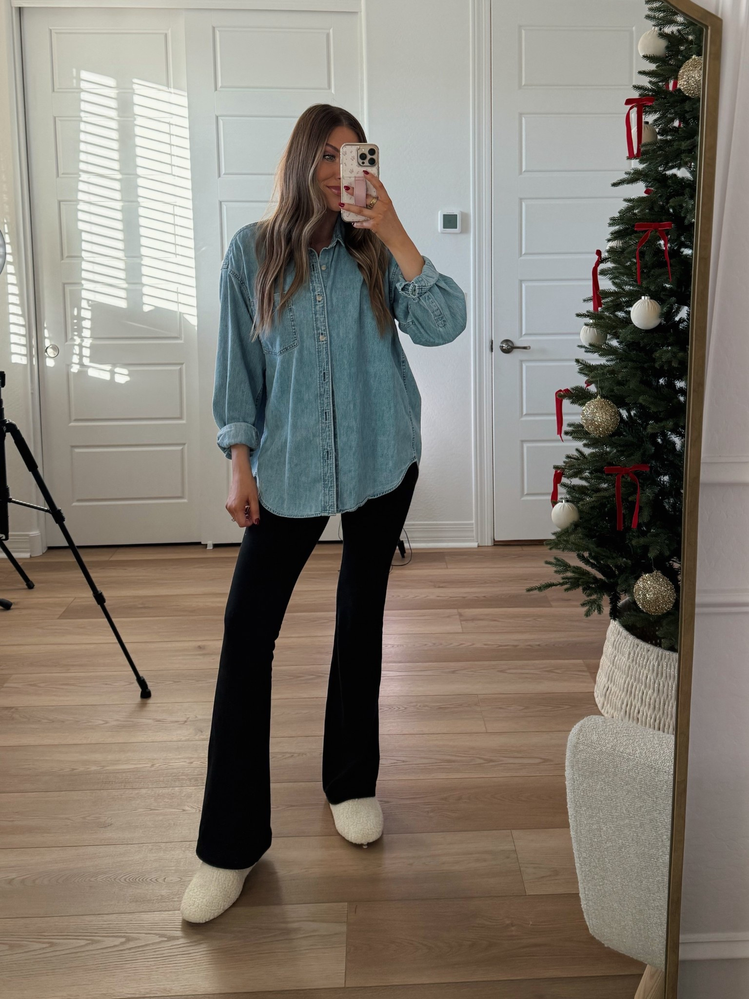 Today’s comfy outfit! Wearing a small in the denim top. Top color is 7 Yrs Pctr Ths Bleu