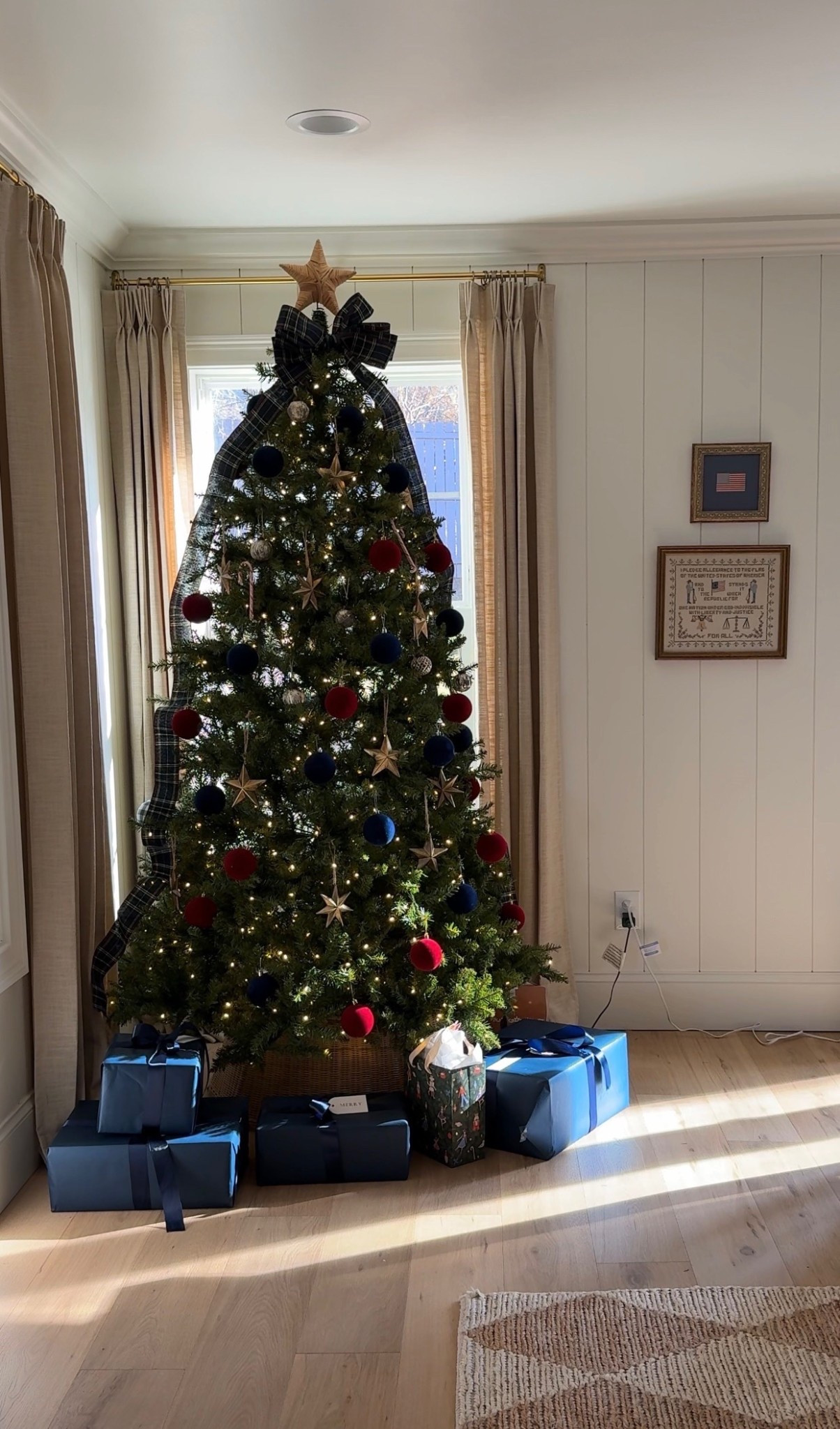 Tree & artwork details 🌲🖼️🔗 

#LTKHome #LTKHoliday #LTKFindsUnder50