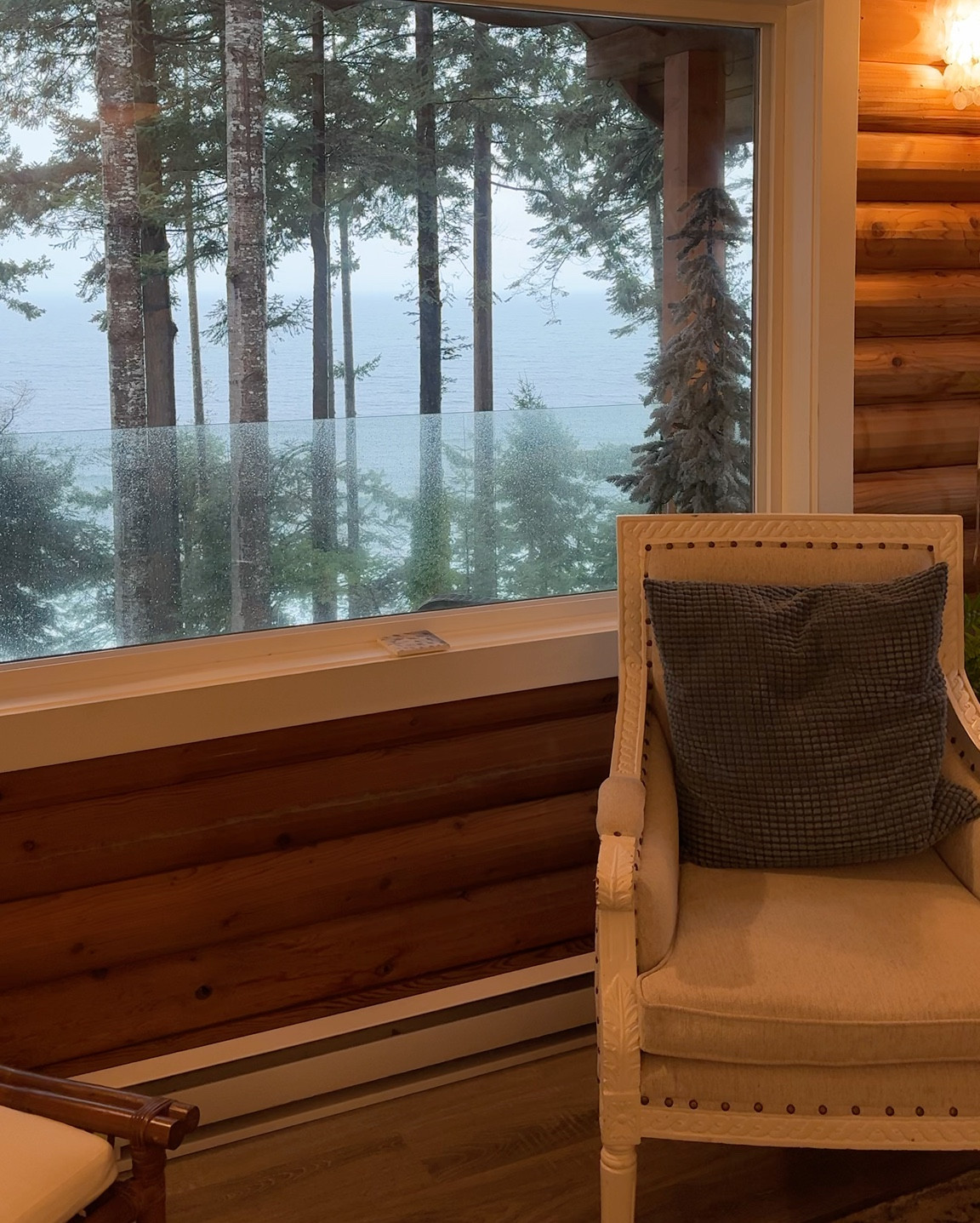 Come with me while I style my ottoman in The Beach Chalet. I’m new to video so have patience with me!  Using books, glass beads from Pottery Barn, a bud vase and foraged shells, I’ve created a simple vignette to lift my spirits on a dreary winter’s day. But any day by the ocean is always a good day  

#LTKhome #LTKwinter #LTKstyletip