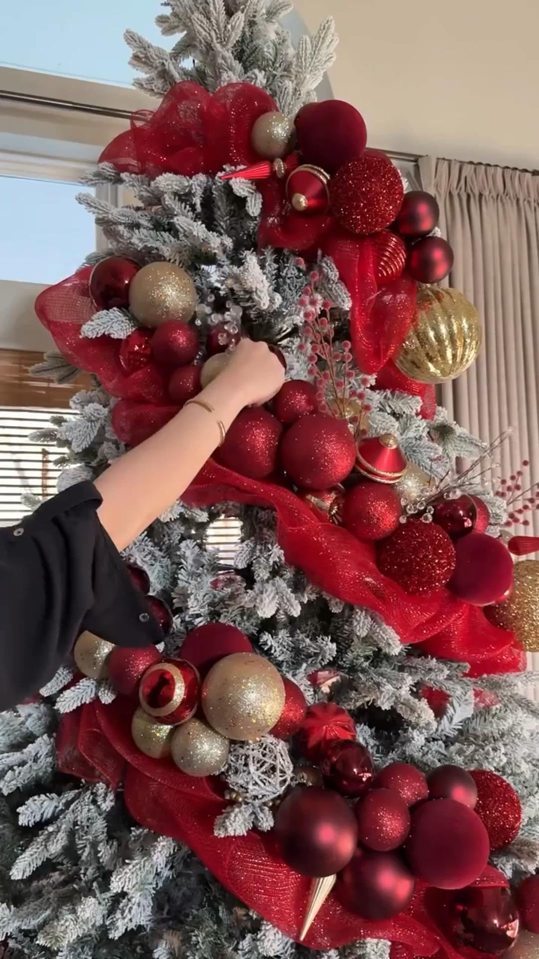 Cómo decoré mi árbol de Navidad con guirnaldas hechas de pelotas o bambalinas rojas y doradas 🎄
Olivia me ayudó a armar 4 guirnaldas de diferentes tamaños mezclando colores y texturas. 
Para definir bien las 4 cascadas de pelotas agregué malla en color rojo y terminé colocando ramas de bayas rojas y de cristales 🌟

Si quieres los enlaces comenta NAVIDAD o CHRISTMAS y te los envío por mensaje 

Christmas tree details:
Tree: @kingofchristmas 9’ flocked Queen 
Burgundy ornaments, gold ornaments and red berries: @athomestores 
Crystal stems: @hobbylobby 
Red mesh, bright red ornaments, tree skirt: @costco 
Star tree topper @walmart 
Crystals and led candles @amazonhome