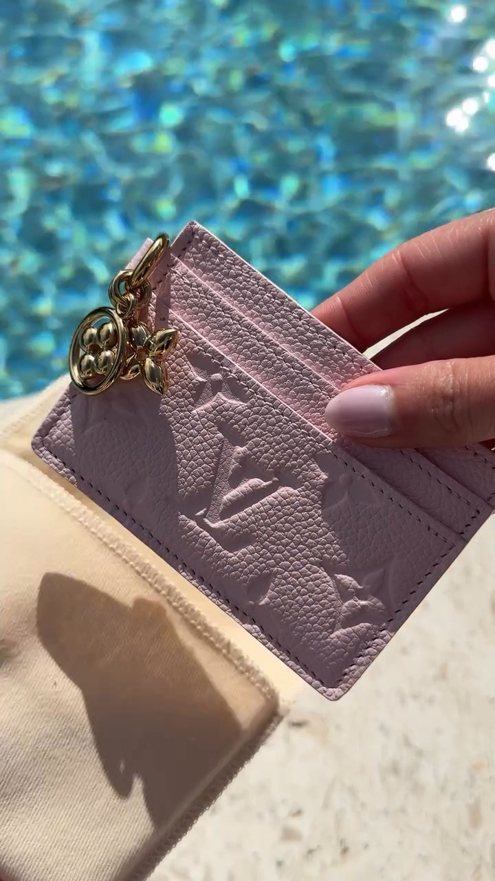 the prettiest shade of pink 🩰✨
can we please take a second… 😭🌸
I’m obsessed.

happy new week lovelies!

Save for beauty + handbag inspiration ✨

ASMR, Louis Vuitton unboxing, slg unboxing, perfect pink, blush, pink lover, pink addict, Bag addict, LV addict, LV lover, monogram, pink, soft girl aesthetic, it girl, aesthetic, pink,luxury handbags, luxury unboxing, luxury lifestyle, pink things, pink girly things

#louisvuitton #pink #unboxing #lvaddict #lvunboxing