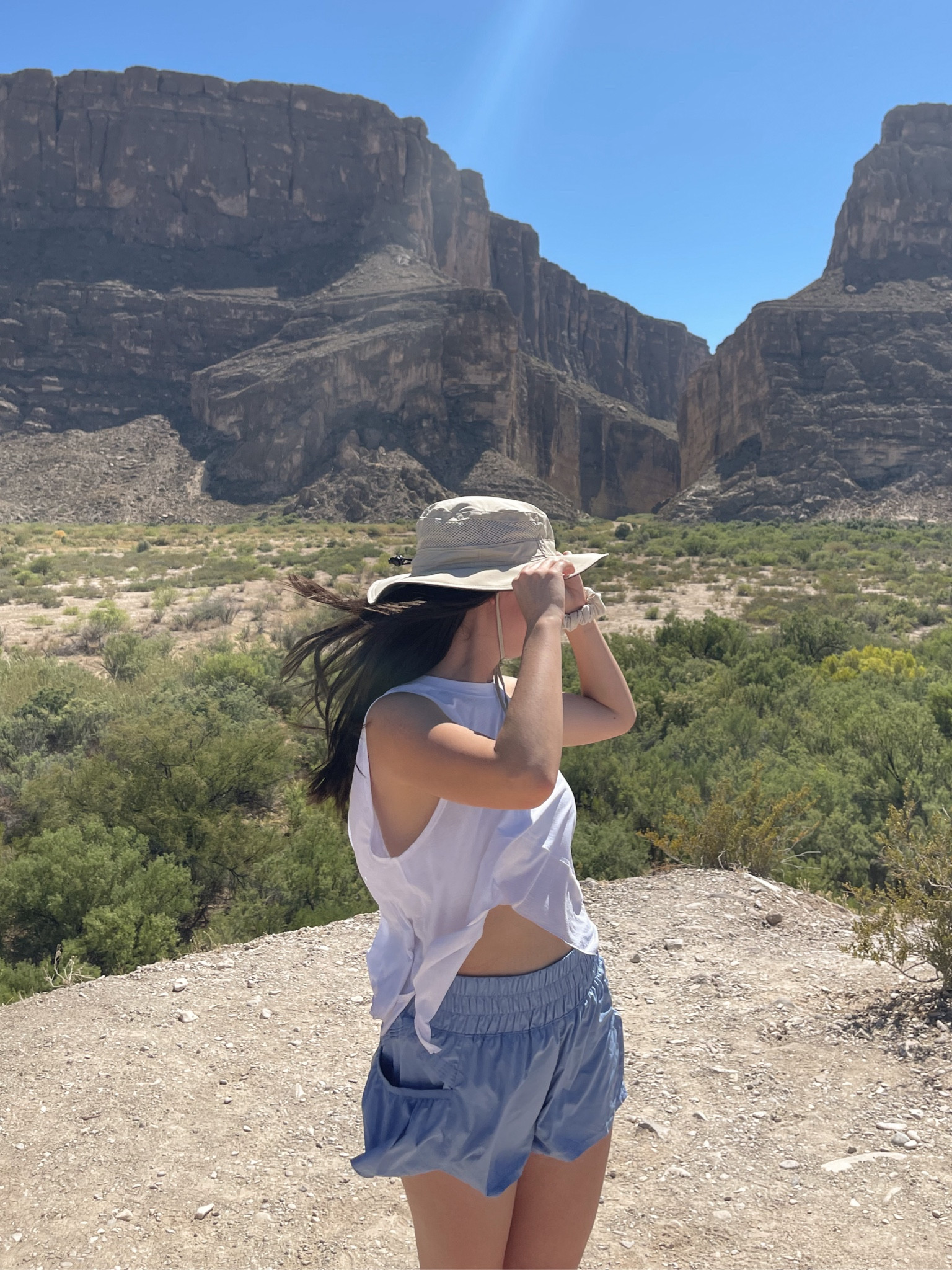 #freepeople #fpmovement #hiking #hikingoutfit #fpmovementoutfit #bigbend #outdoors 