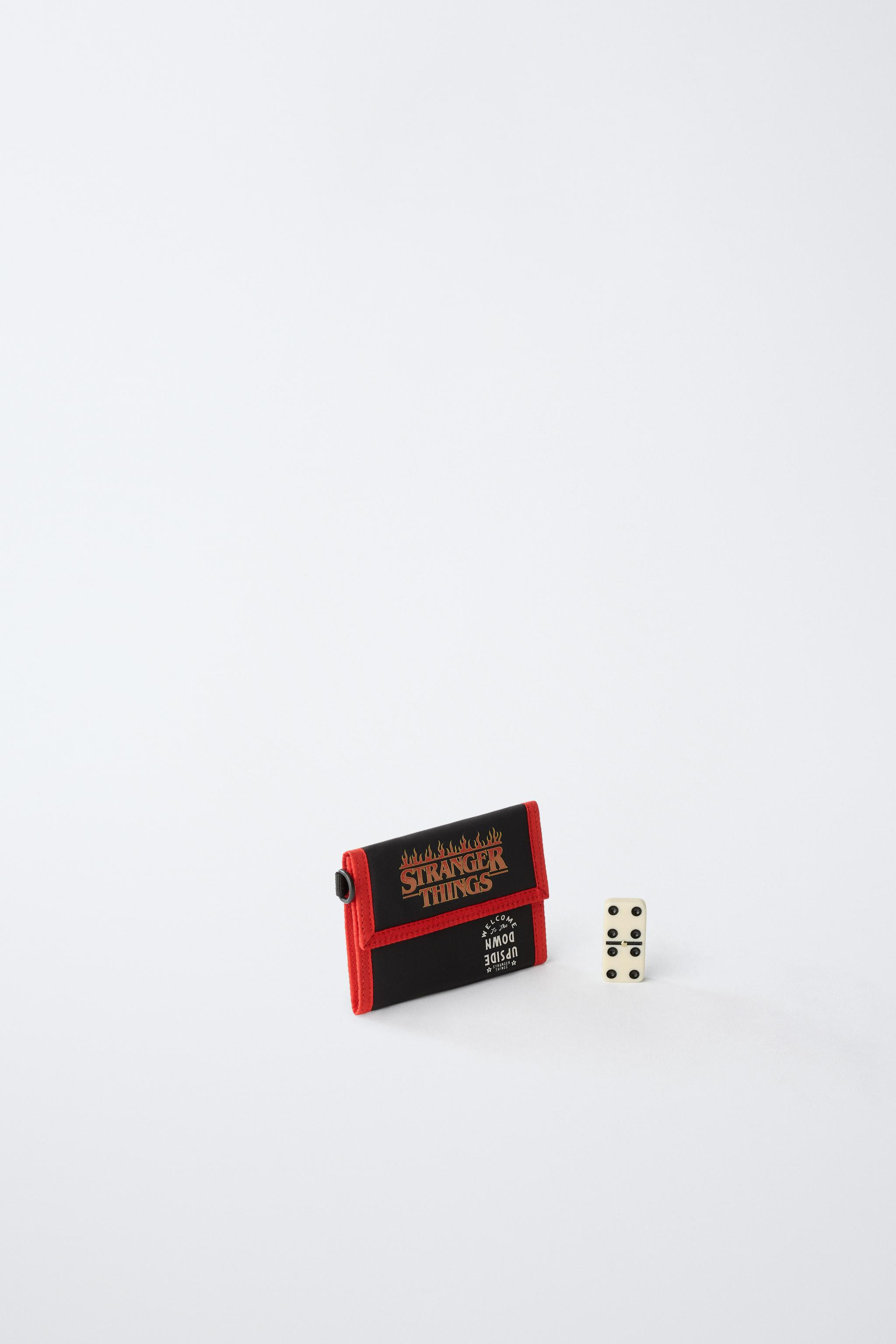 STRANGER THINGS © NETFLIX WALLET | Zara US