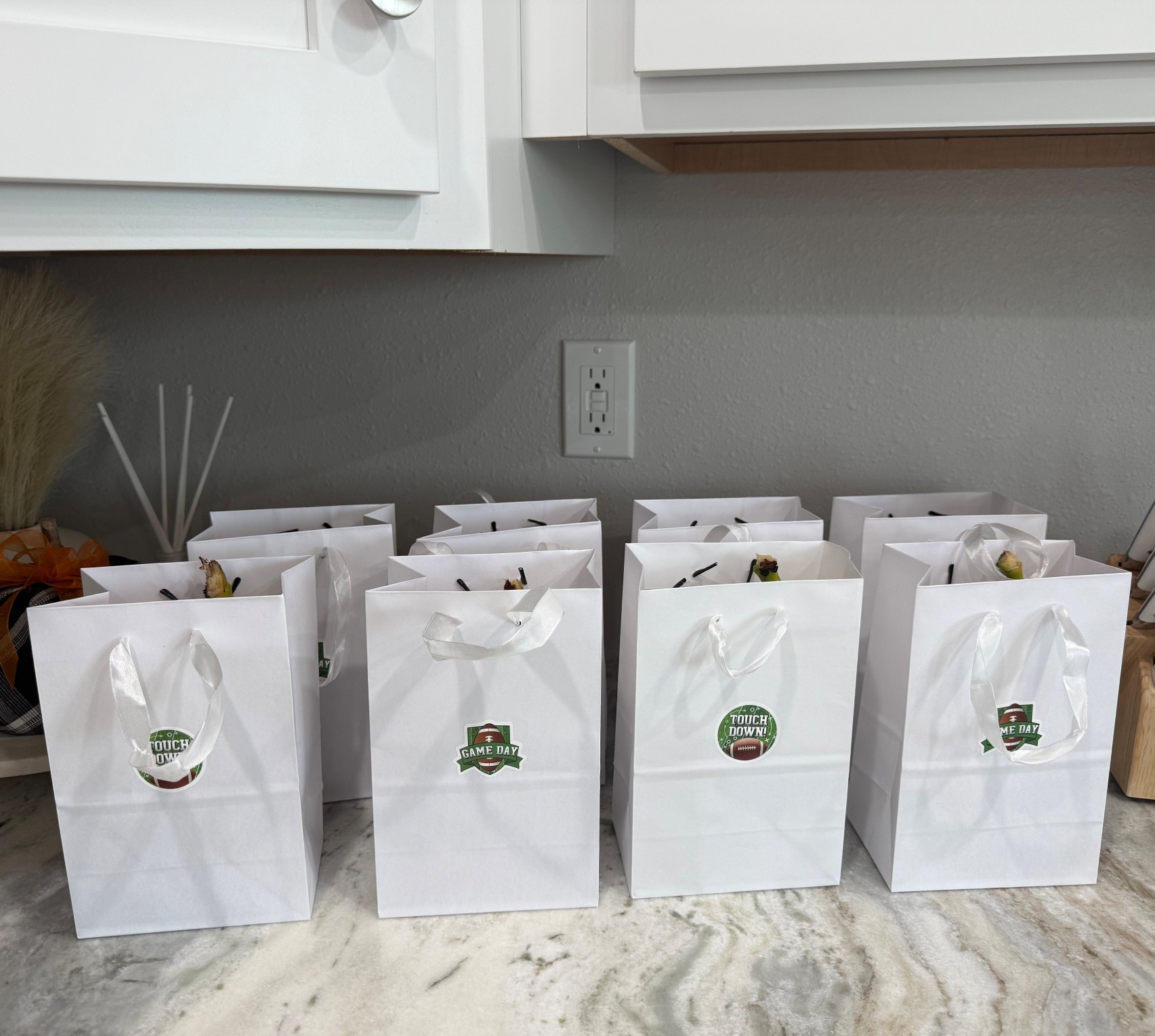 Putting a sticker on a bag is such an easy way to customize your kids’ snacks for game day! Go Jets! #YMCAFootball #gameday #teamsnacks

#LTKKids #LTKParties #LTKFamily