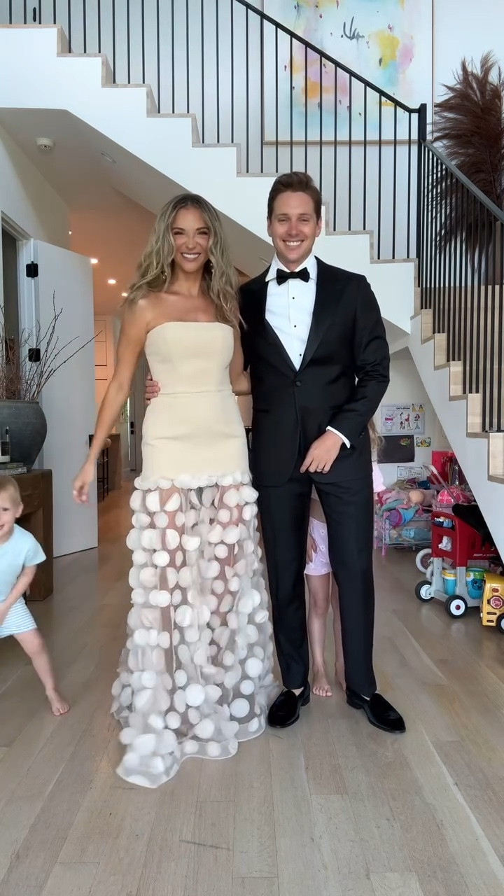 Ernst & Young Entrepreneur of the Year dress reveal 🤭

#LTKStyleTip #LTKSeasonal