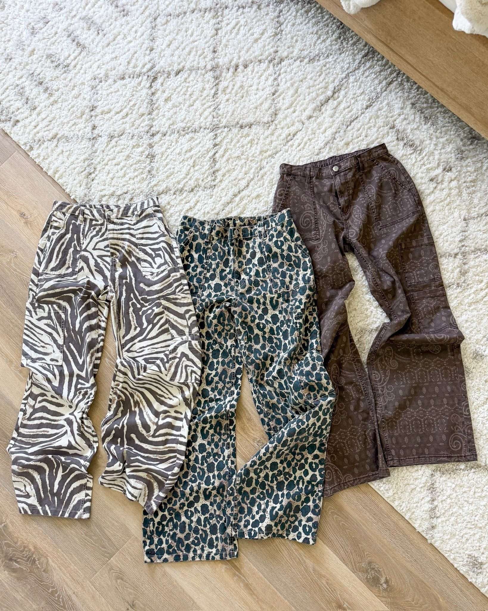 Walmart cargo jeans are such a fun switch from a basic pair of denim. I love the relaxed shape and utility details for casual fall outfits with sweaters, fitted tops, or sneakers.

Walmart cargo jeans, Cargo jeans, Walmart fashion, Tall girl denim, Tall friendly clothing, Relaxed fit jeans, Fall denim, Casual fall outfit, Utility jeans, Everyday denim, Affordable fashion, StangandCo