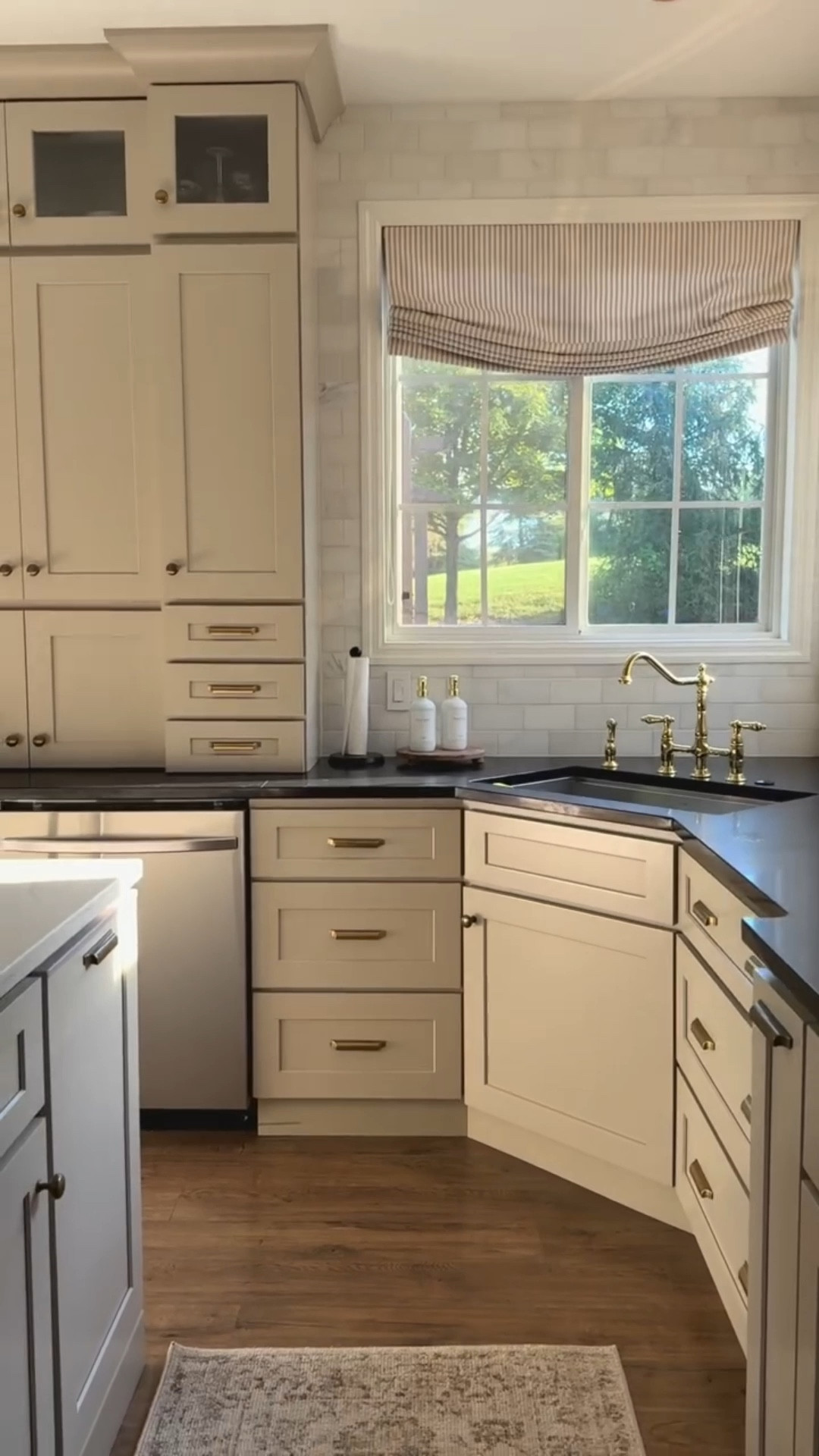 Nothing says perfectly imperfect like the gorgeous folds on relaxed Roman shades 😍 I ordered these custom from @twopagescurtains and it elevated the whole space, but in a, I’m not trying sort of way 😉. There are plenty of custom fabrics and options to choose from. Comment below for my link to get 26% off your entire order.