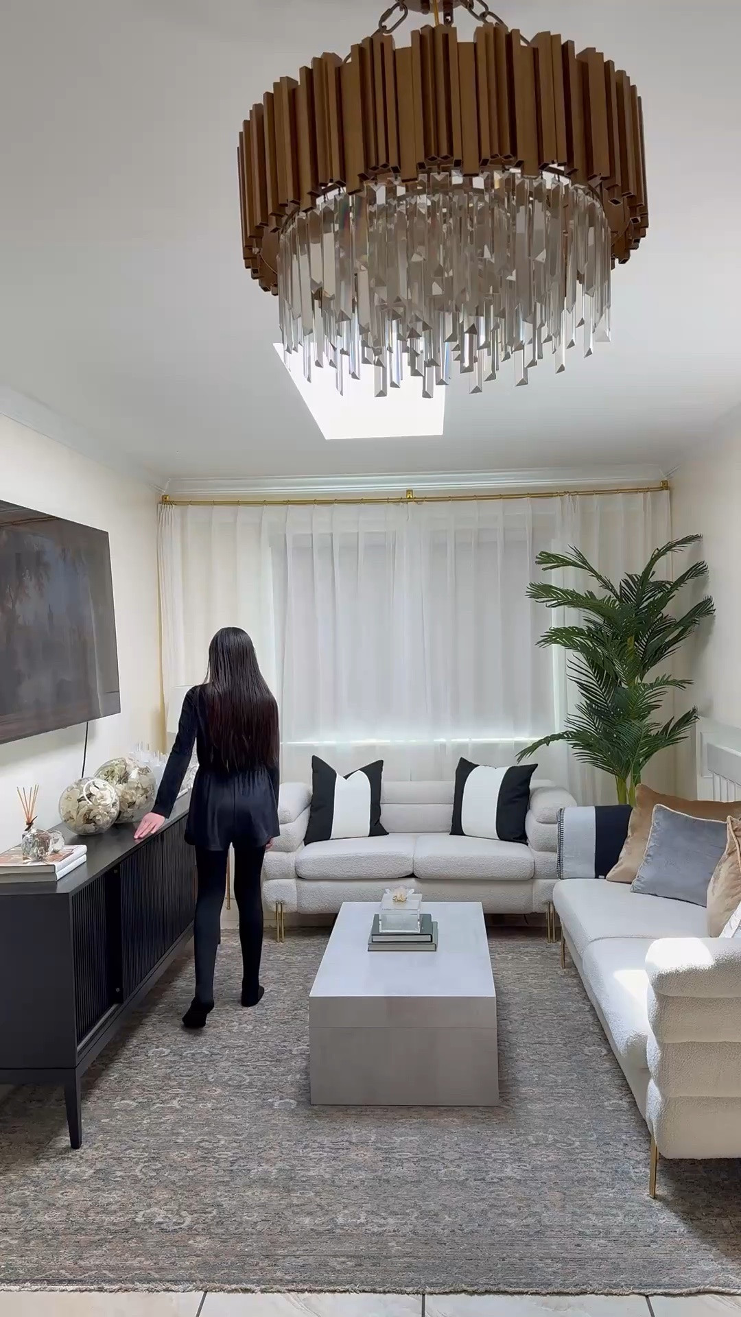 Loving the spring weather lately, it has been sunny and warmth. Another thing we are loving is our new sideboard from @hernest_official The black color adds a nice contrast to this room. 

Link in bio or in my LTK page

Details: 
Astrid 84" MCM Slatted Media Console - SKU9088

#interiordesign #collectedhome #eleganthome #hernest #myhernesthome