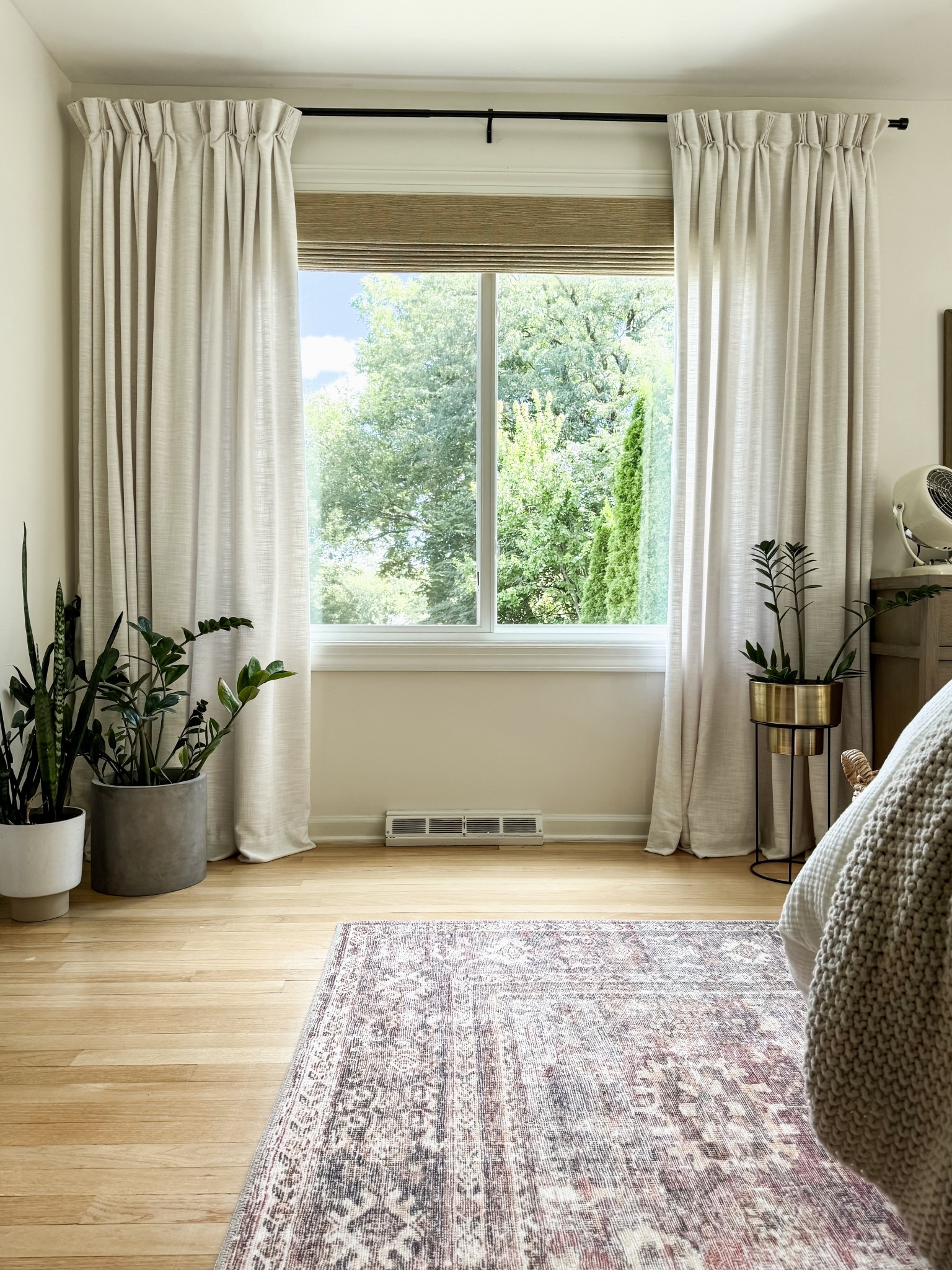 Twopages Home. Bedroom design. Blackout curtains. Blackout motorized blinds. Quilt. Throw blanket. Duvet cover. Neutral decor. Upholstered bedframe. Dresser. Area rug.

#twopageshome

#LTKHome