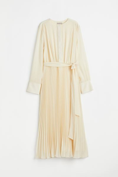 Plissiertes Kleid mit Bindegürtel | H&M (DE, AT, CH, NL, FI)