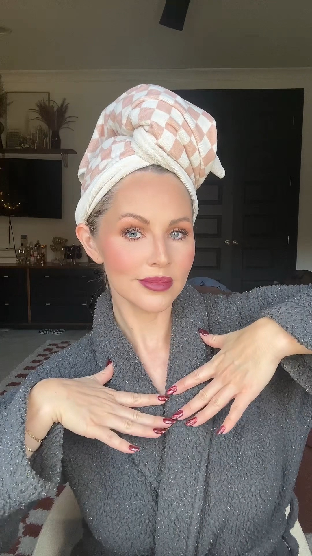 Winter glam that looks good on literally everyone this season. 🤎✨
Trying out some new Natasha Denona goodies and I’m officially obsessed — super smooth, super glowy, super flattering.
The sale ends at midnight so grab what you want now! Linking everything on LTK.

#WinterMakeup #NatashaDenona #MakeupFavorites #MakeupDeals #LTKSaleAlert 

#LTKCyberWeek #LTKSaleAlert #LTKOver40