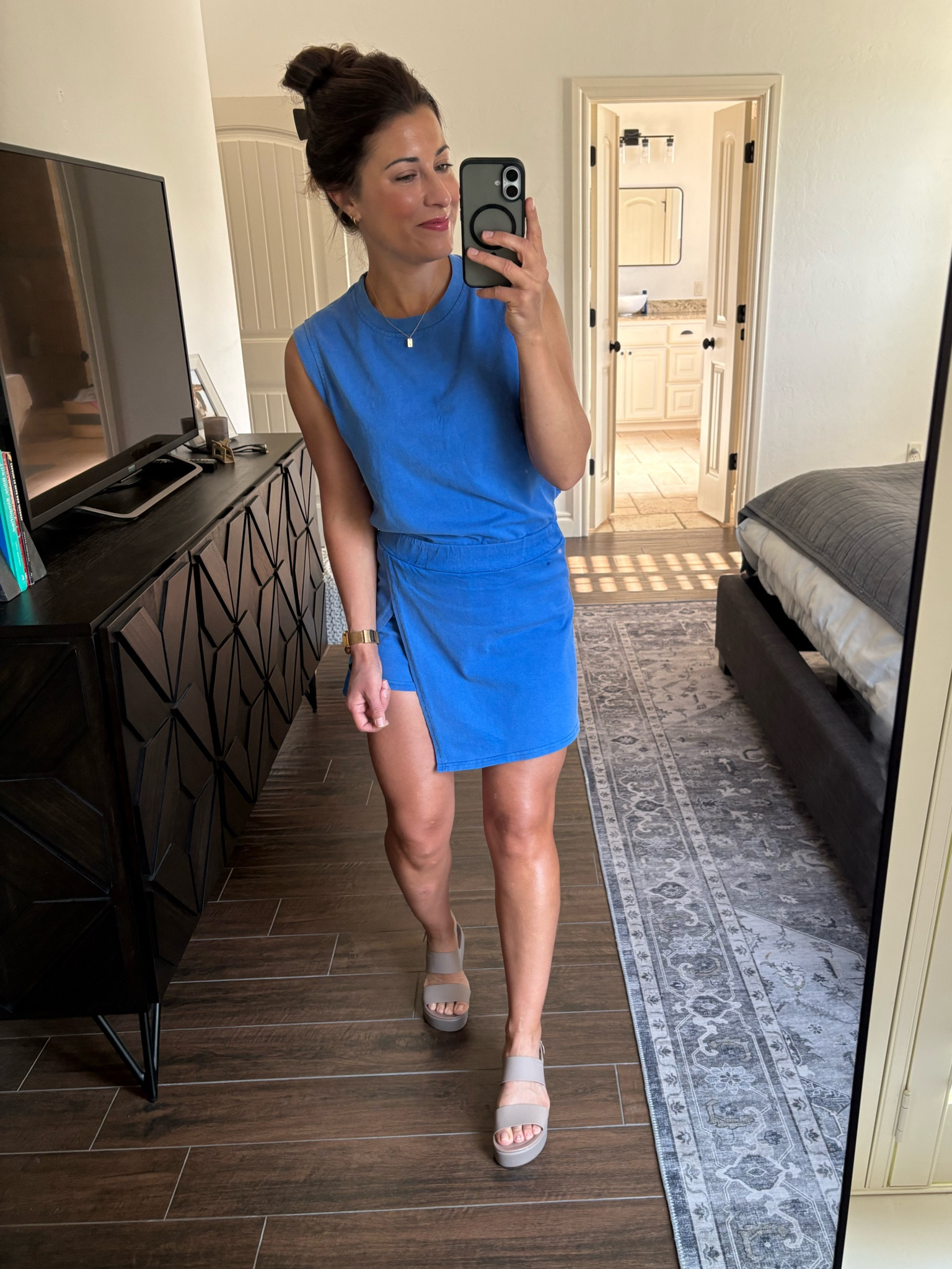 Nothing better than a matching set! Similar linked below, Amazon. Here is the link to the exact set: https://auvora.co/products/auvora™-summer-essential-set