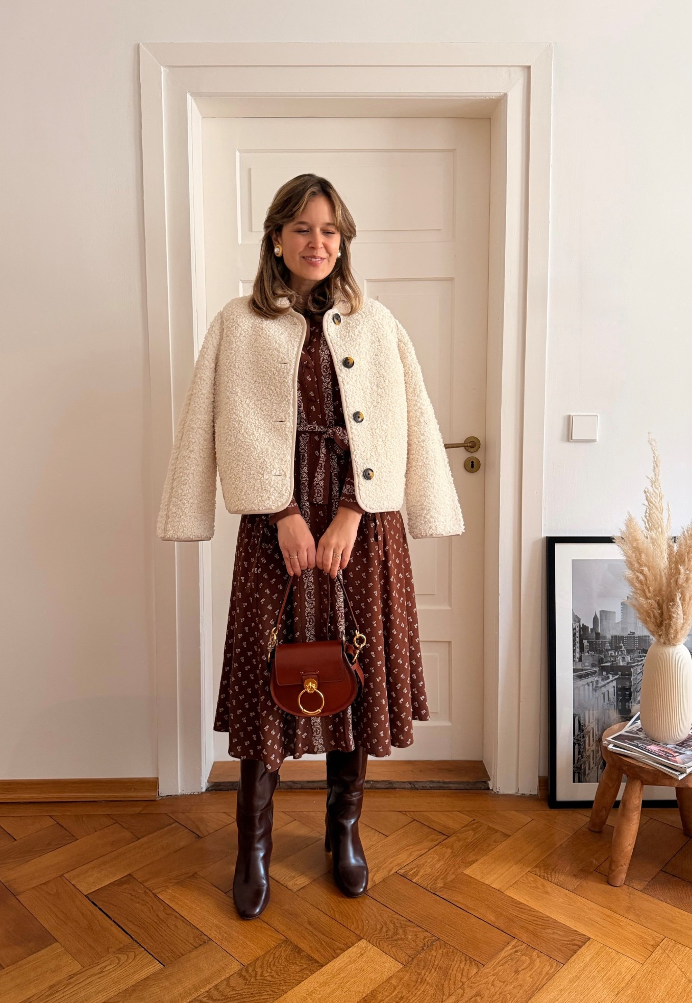 Herbstlook mit Midikleid, Teddyjacke und Stiefeln in Schokobraun. 

#LTKautumn #LTKdeutschland #LTKmidsize