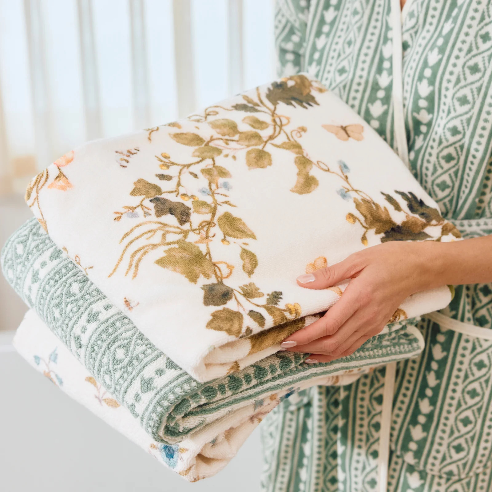 Leah O'Connell x Weezie Floral Scallop Bath Towel | Weezie Towels