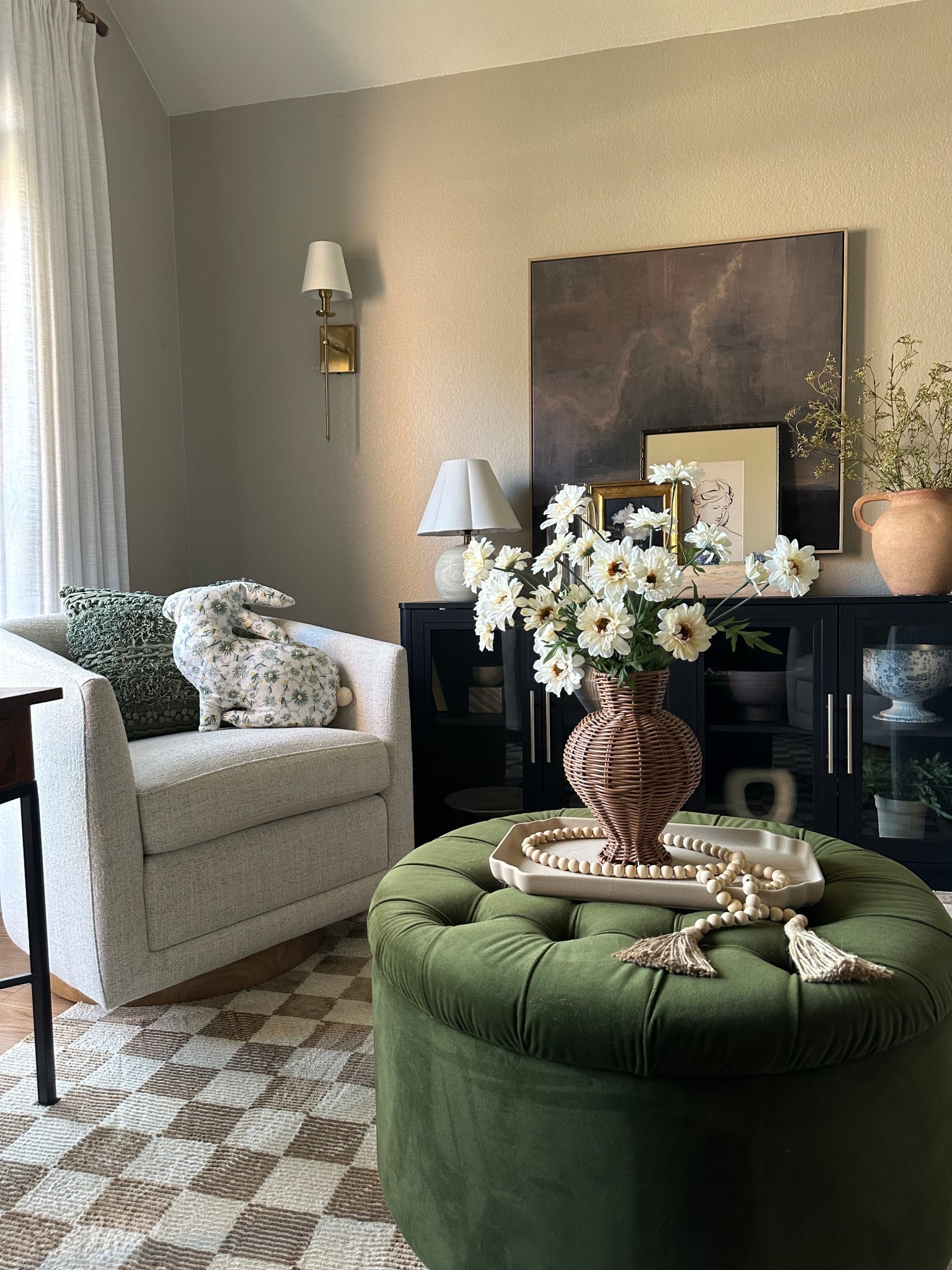 Spring decor in the sitting room! 🐇🌷🖤

#LTKFindsUnder50 #LTKSeasonal #LTKHome