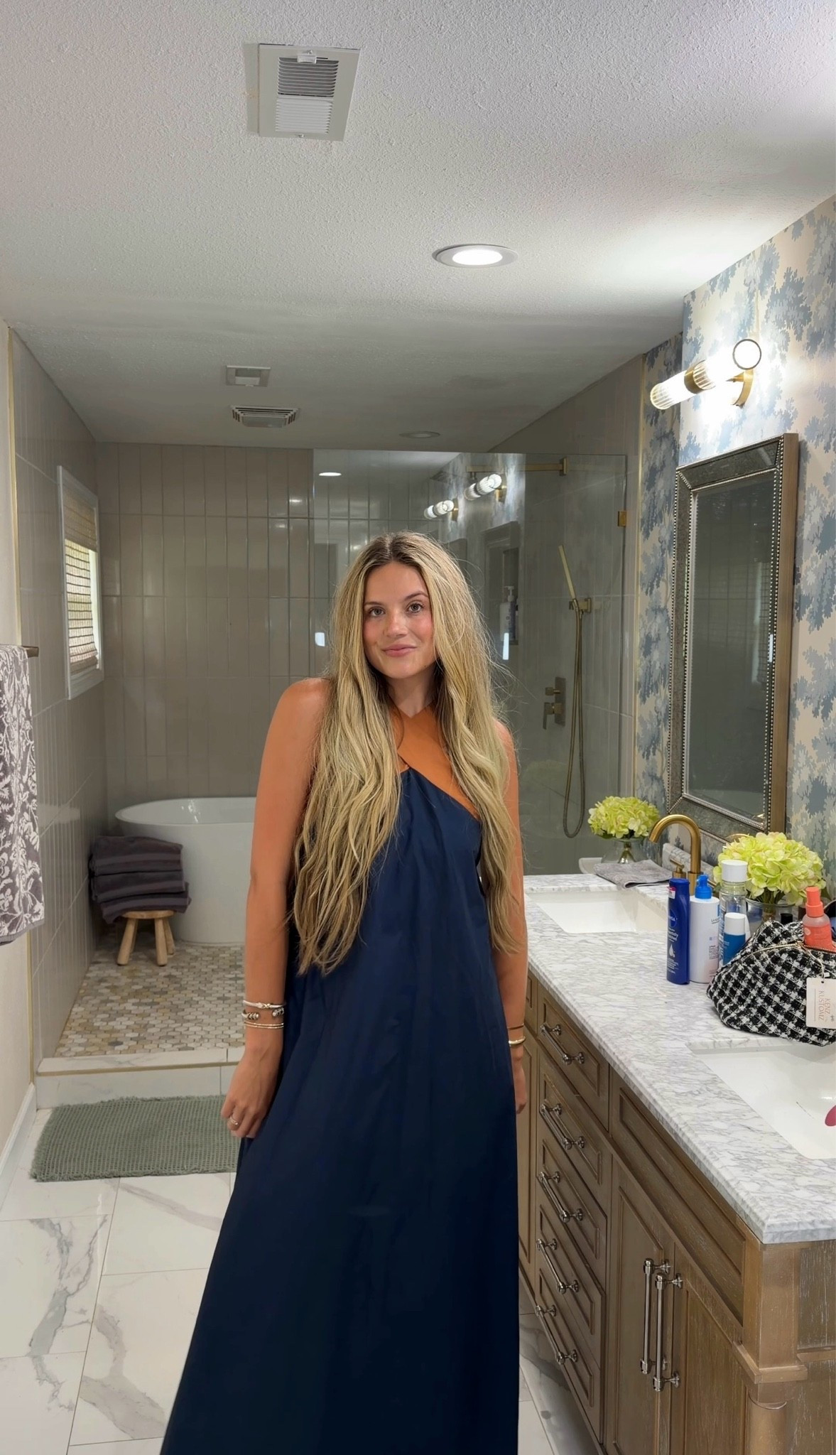 My dress is @VICI 🥂 Love the navy color and neckline details! In a small #dress #vici #weddingguestdress

#LTKootd