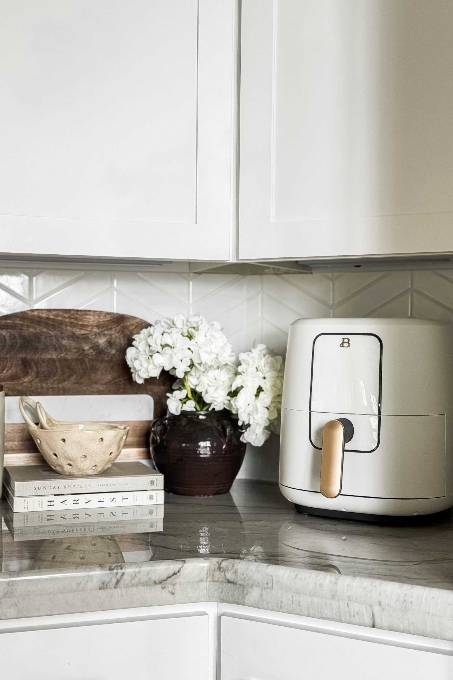 Nothing better than a well-organized kitchen nook!

Home  home decor  home finds  kitchen accessories  kitchen decor  faux florals  airfryer  stoneware  stoneware bowl  cookbook  ourpnwhome

#LTKhome #LTKSeasonal