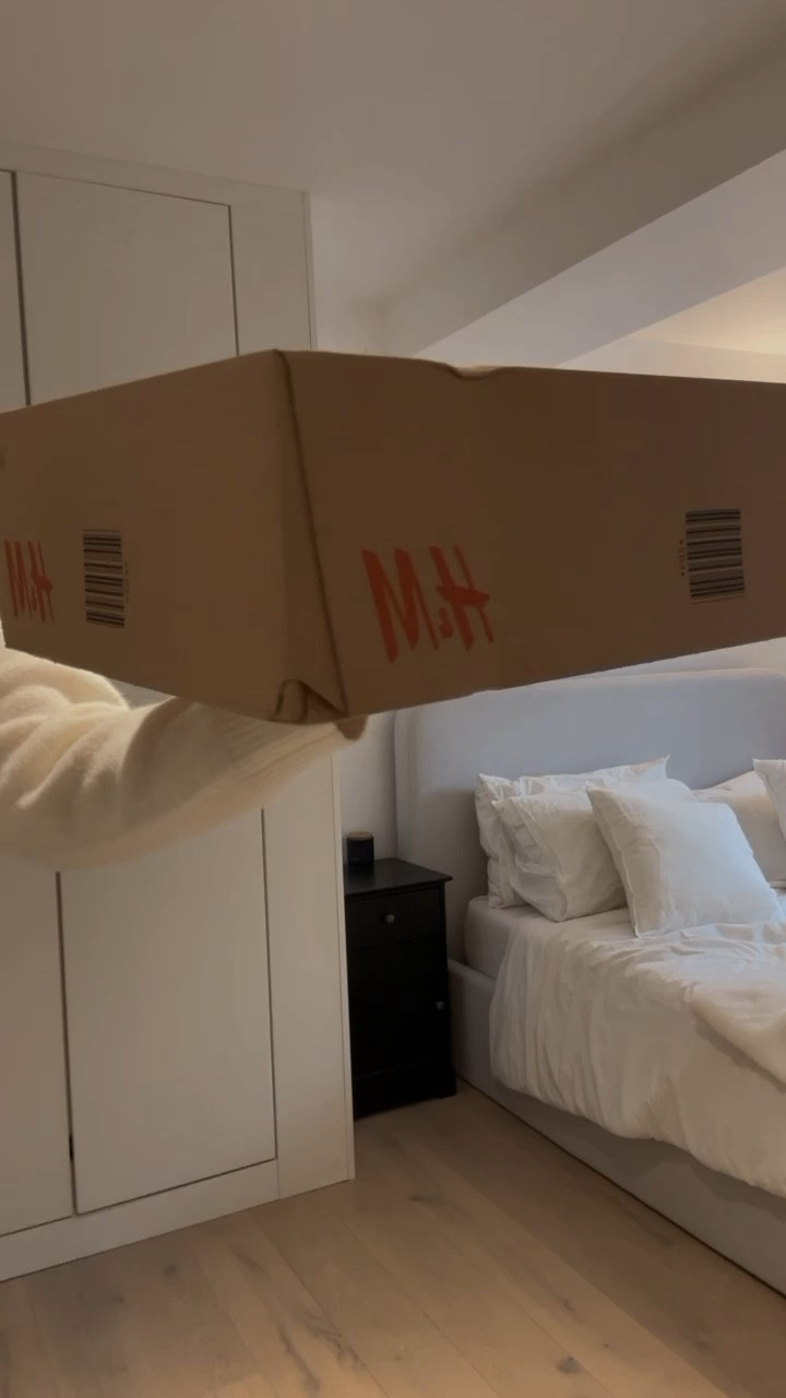 The cosiest jumper from H&M. It’s affordable cashmere, so cosy! The perfect Christmas gift!

#LTKGift 

H&M, unboxing, Zara, Ugg, bow, outfit, GRWM, festive look, 

#LTKHoliday #LTKSeasonal