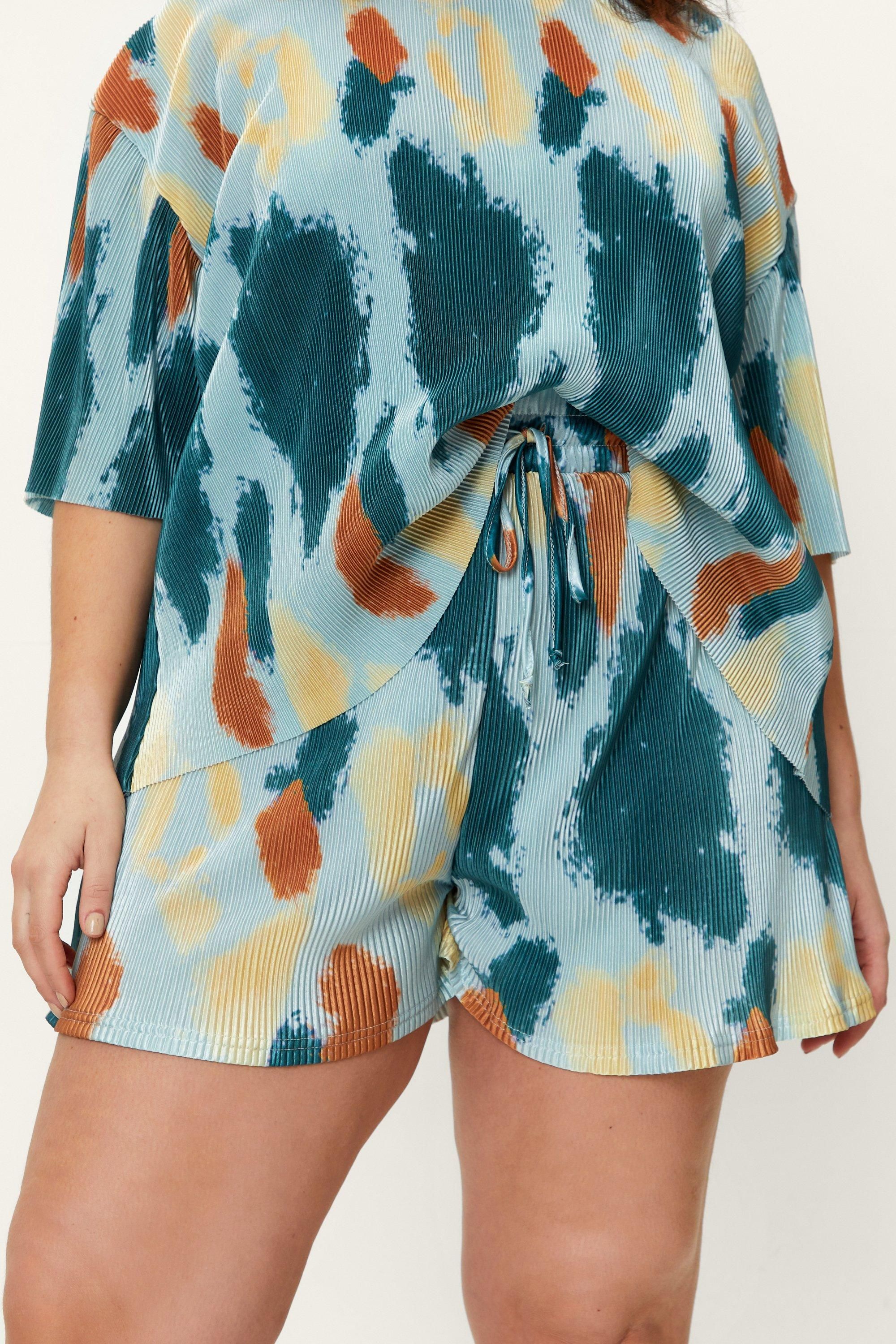Plus Size Plisse Vibrant Abstract Print Shorts | Nasty Gal (US)