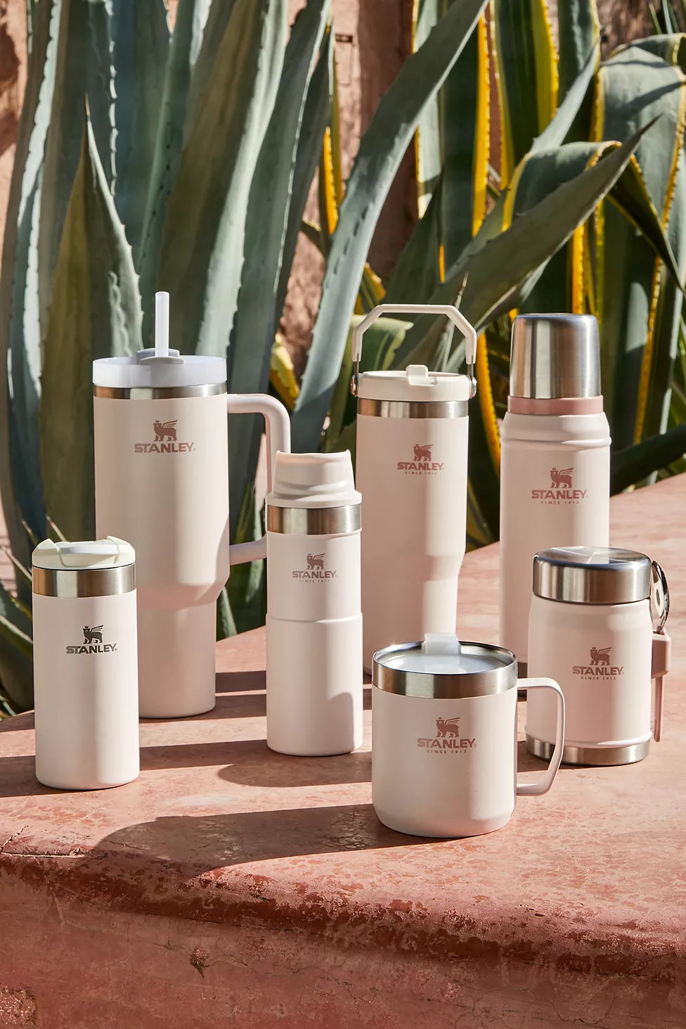 Stanley Rose Quartz Classic Iceflow Flip Straw 0.89L Tumbler | Urban Outfitters UK